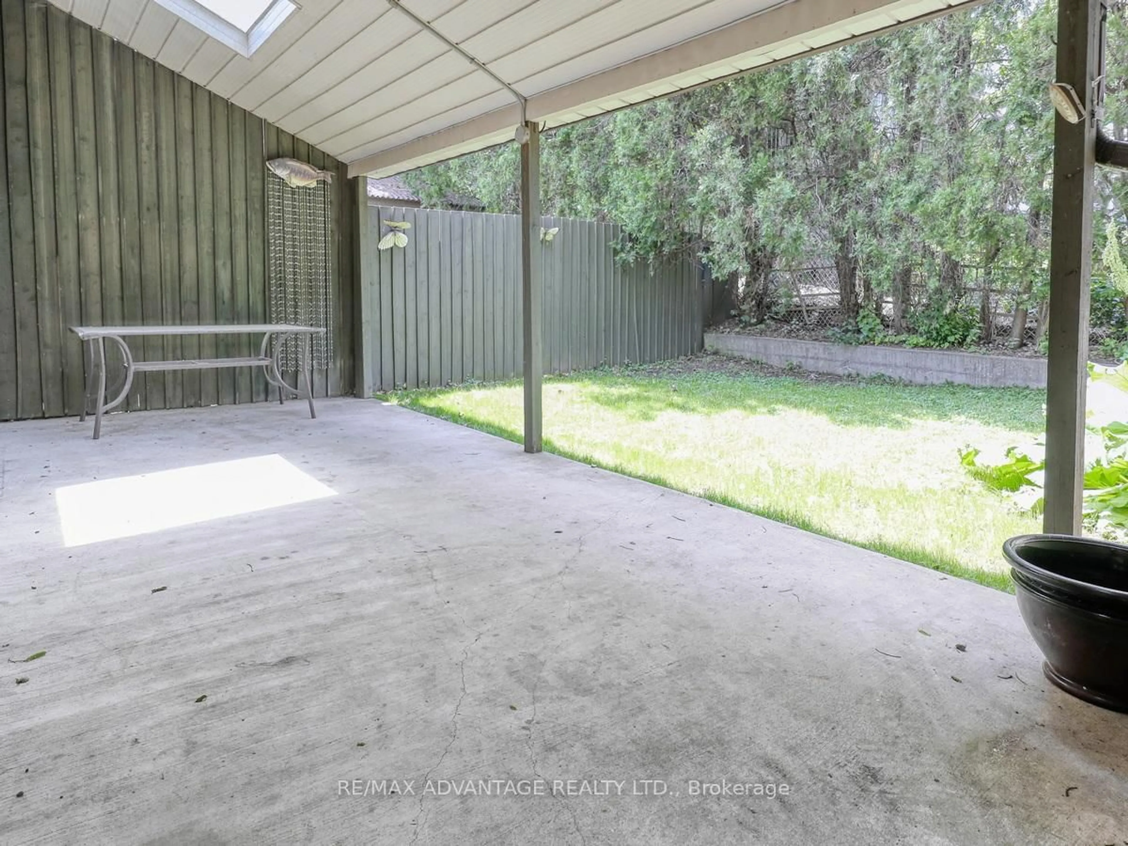 Patio, unknown for 33-35 Adare Cres, London South Ontario N6C 2S7