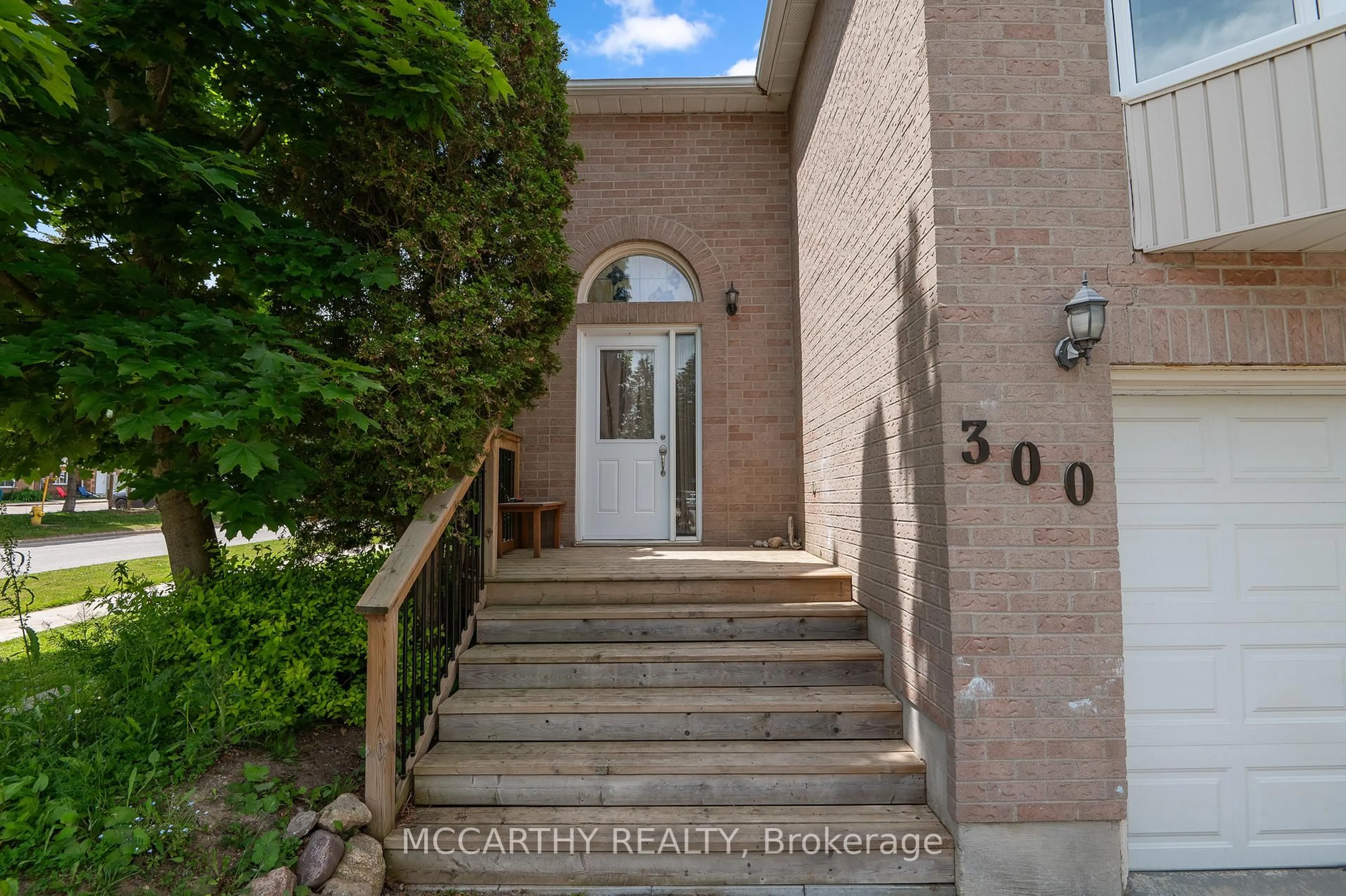 Indoor entryway for 300 Shelburne Pl, Shelburne Ontario L9V 3A9
