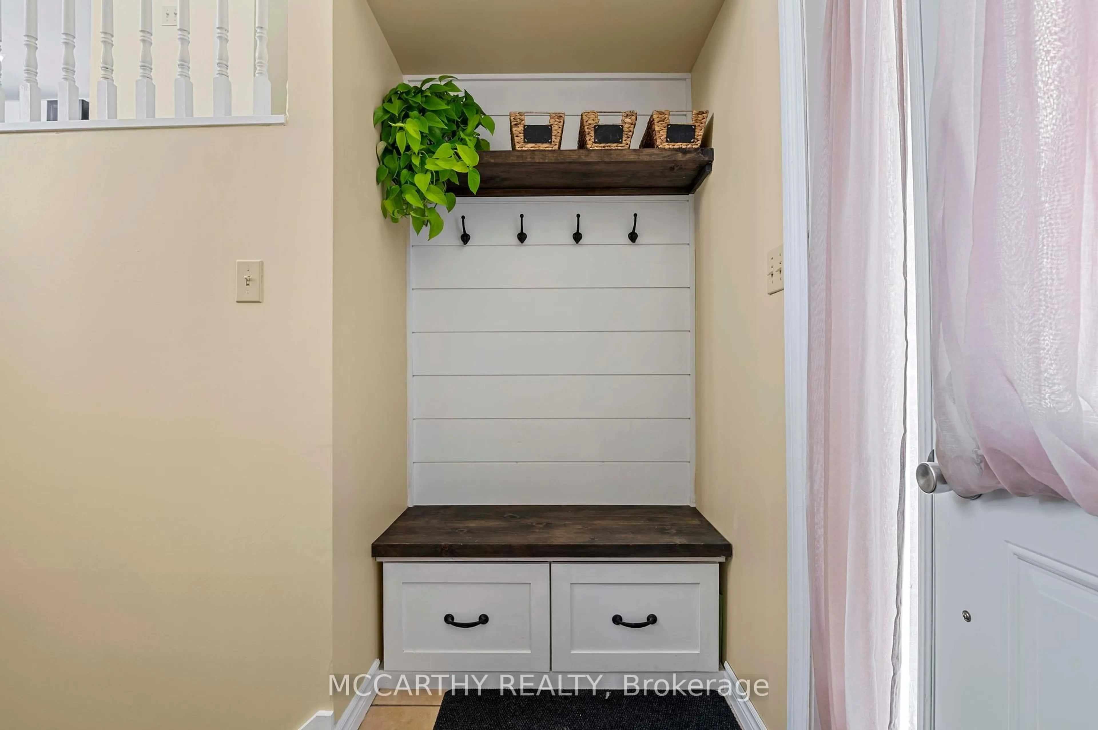 Indoor entryway for 300 Shelburne Pl, Shelburne Ontario L9V 3A9