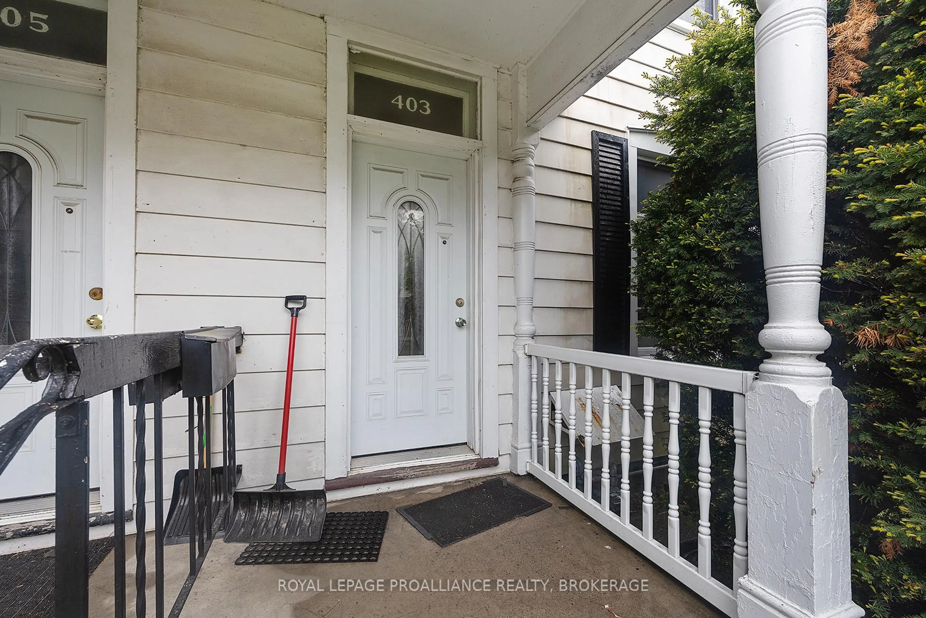 Indoor entryway for 403-405 Johnson St, Kingston Ontario K7L 1Z1