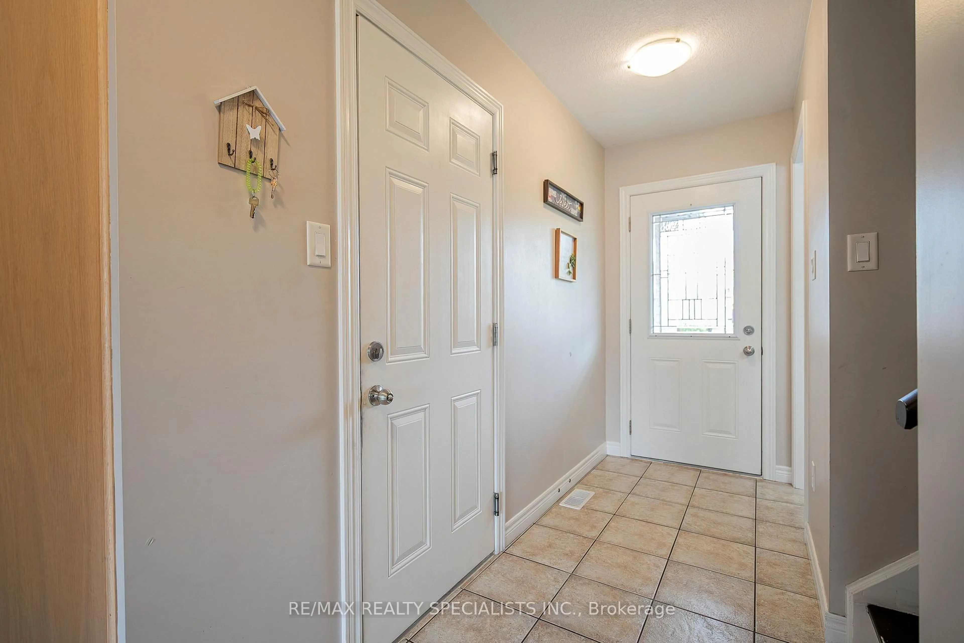 Indoor entryway for 21 Henderson Dr, Guelph Ontario N1E 0A1
