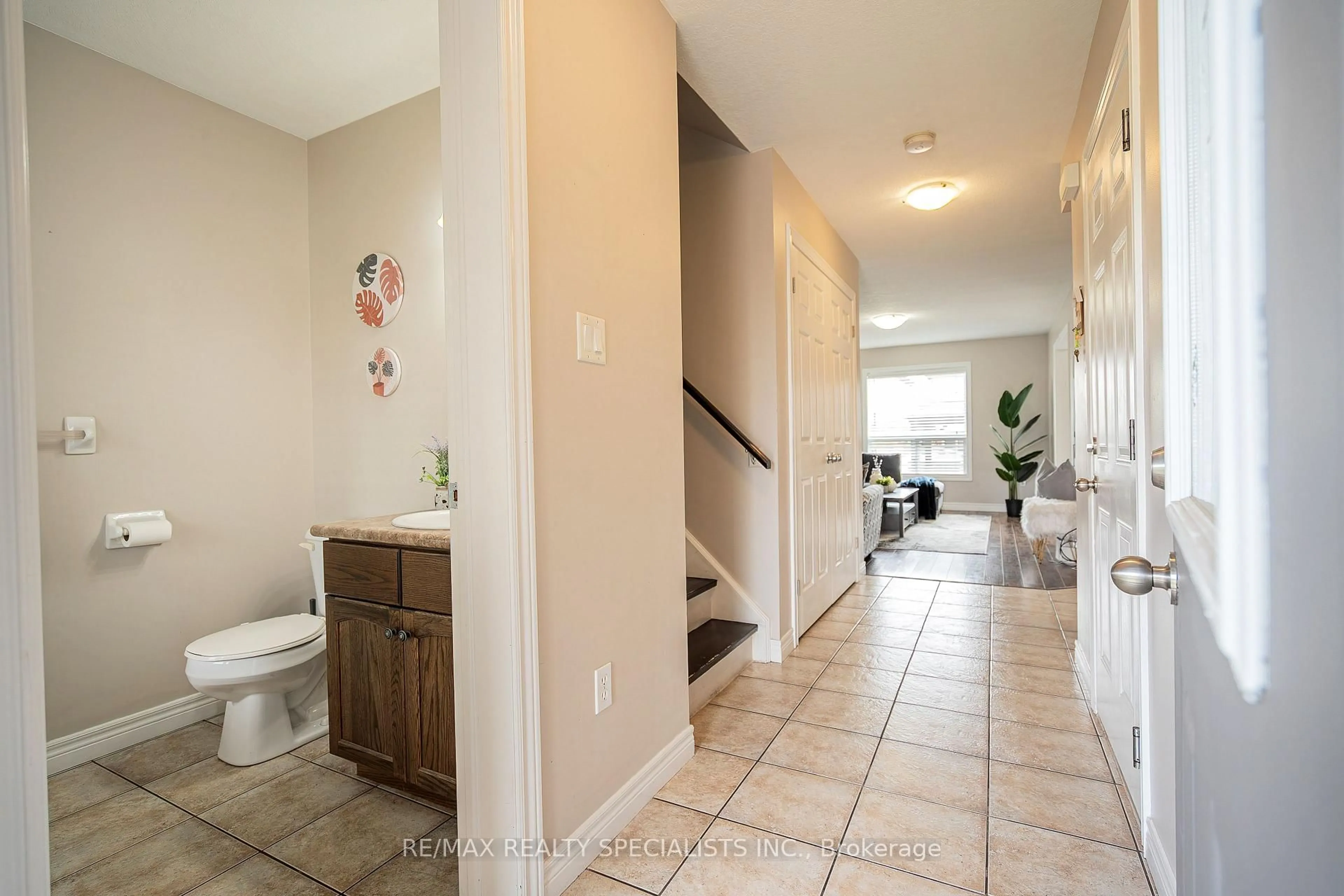 Indoor entryway for 21 Henderson Dr, Guelph Ontario N1E 0A1
