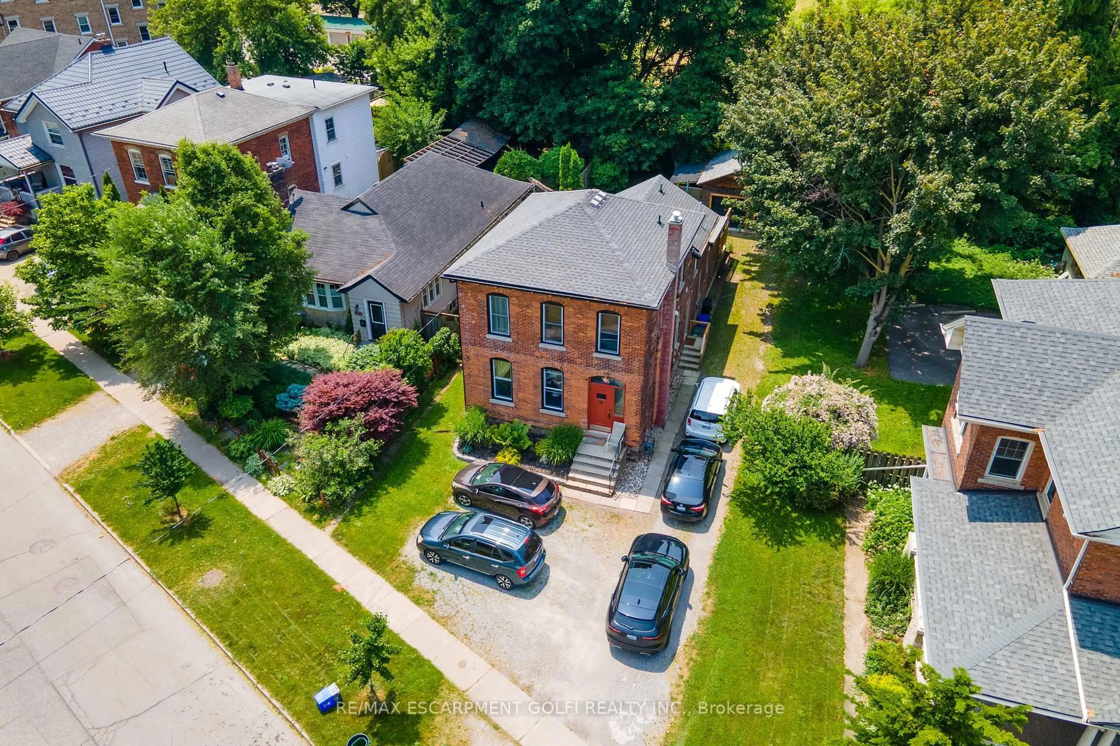 A pic from outside/outdoor area/front of a property/back of a property/a pic from drone, street for 19 York St, St. Catharines Ontario L2R 6B7
