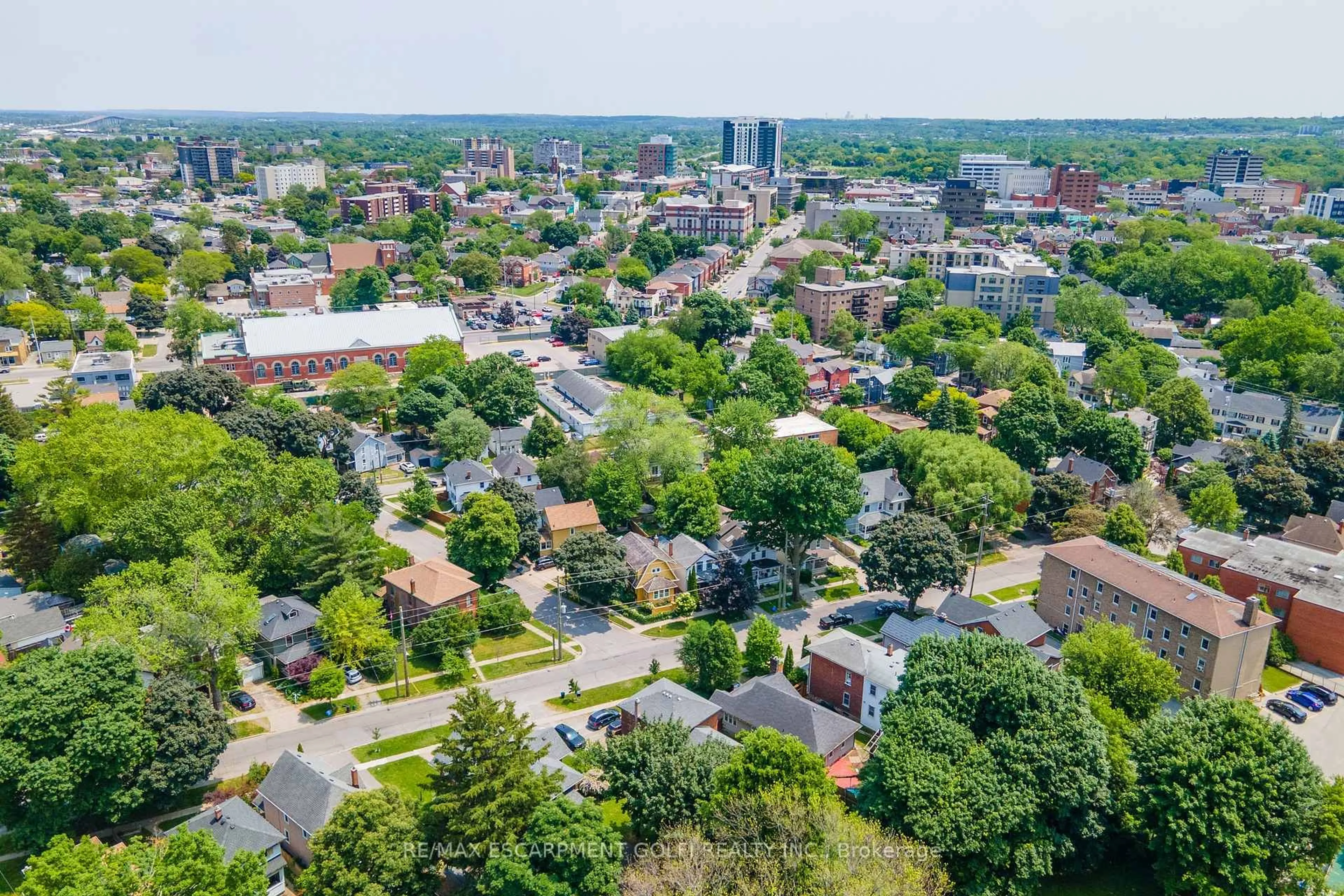 A pic from outside/outdoor area/front of a property/back of a property/a pic from drone, street for 19 York St, St. Catharines Ontario L2R 6B7