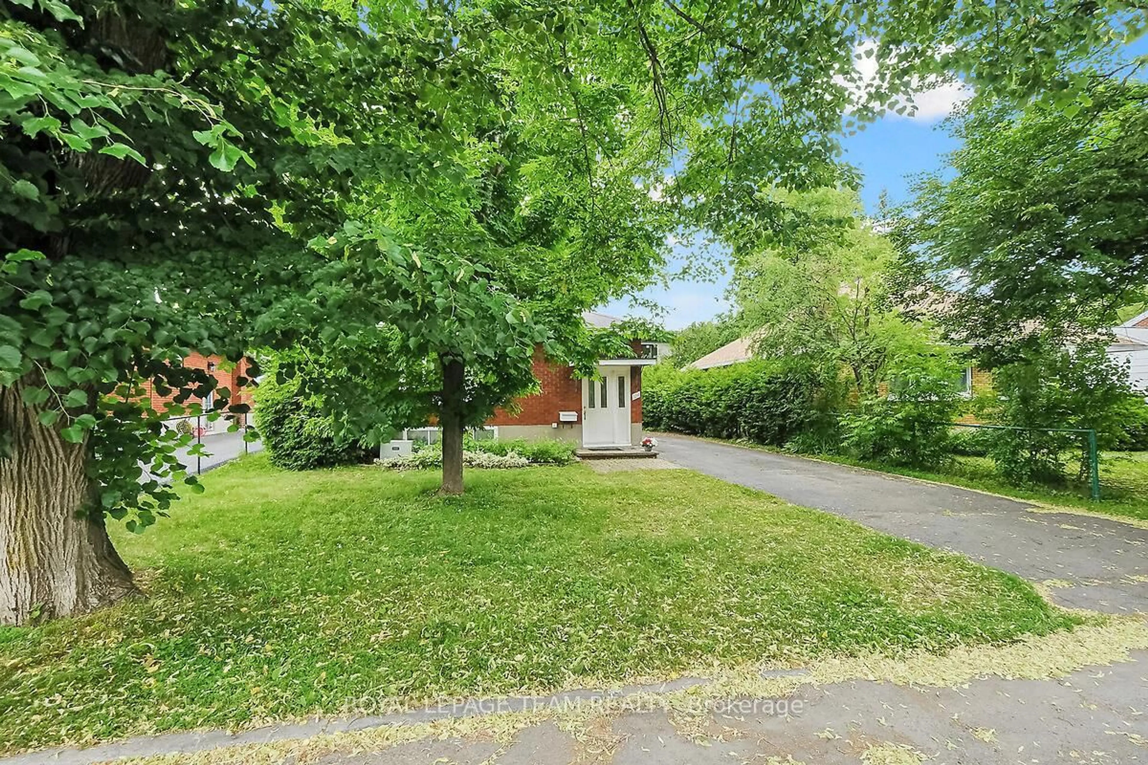 A pic from outside/outdoor area/front of a property/back of a property/a pic from drone, street for 2218 Prospect Ave, Ottawa Ontario K1H 7G3