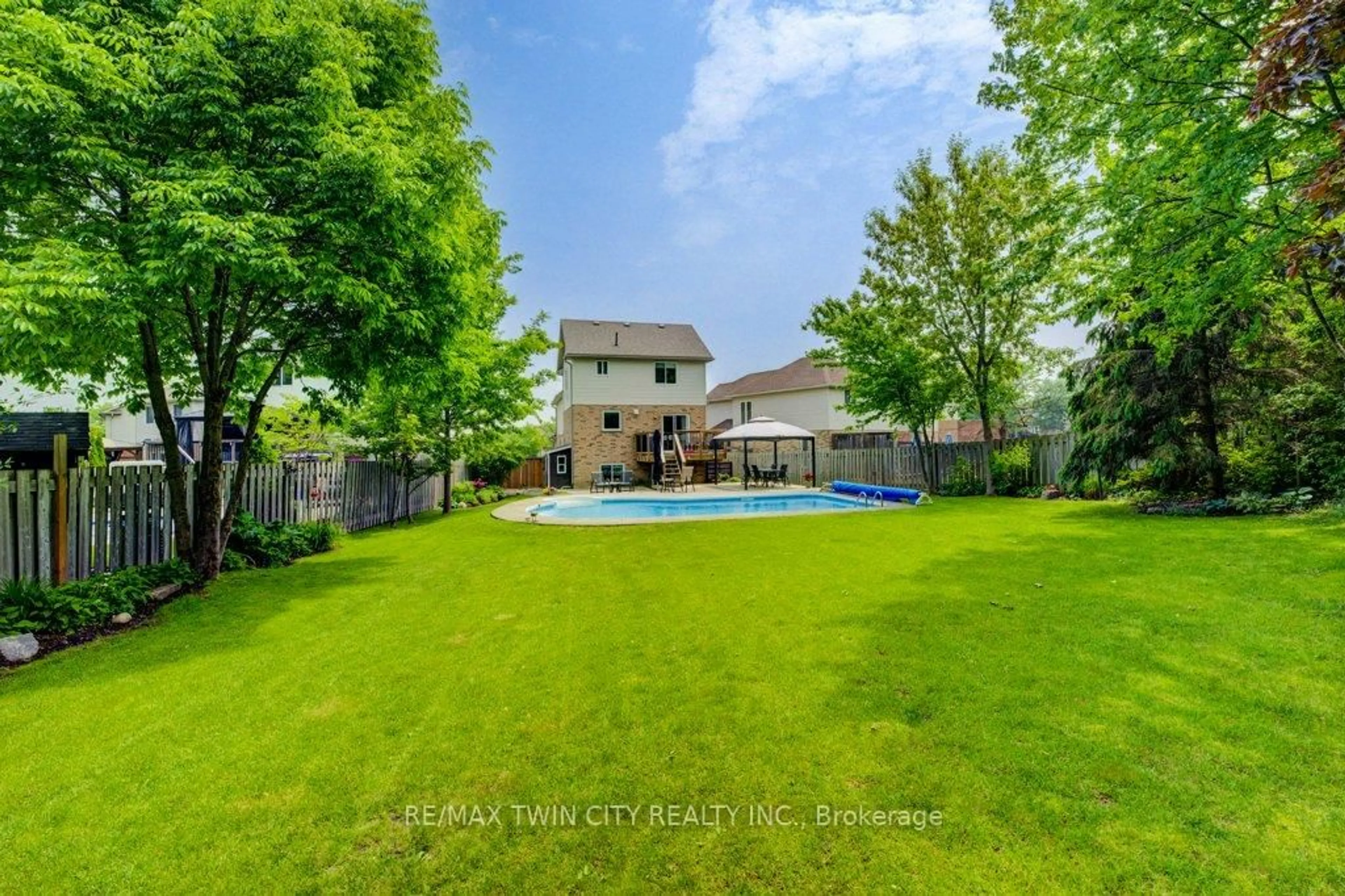 A pic from outside/outdoor area/front of a property/back of a property/a pic from drone, water/lake/river/ocean view for 534 Thornview Pl, Waterloo Ontario N2T 2V9