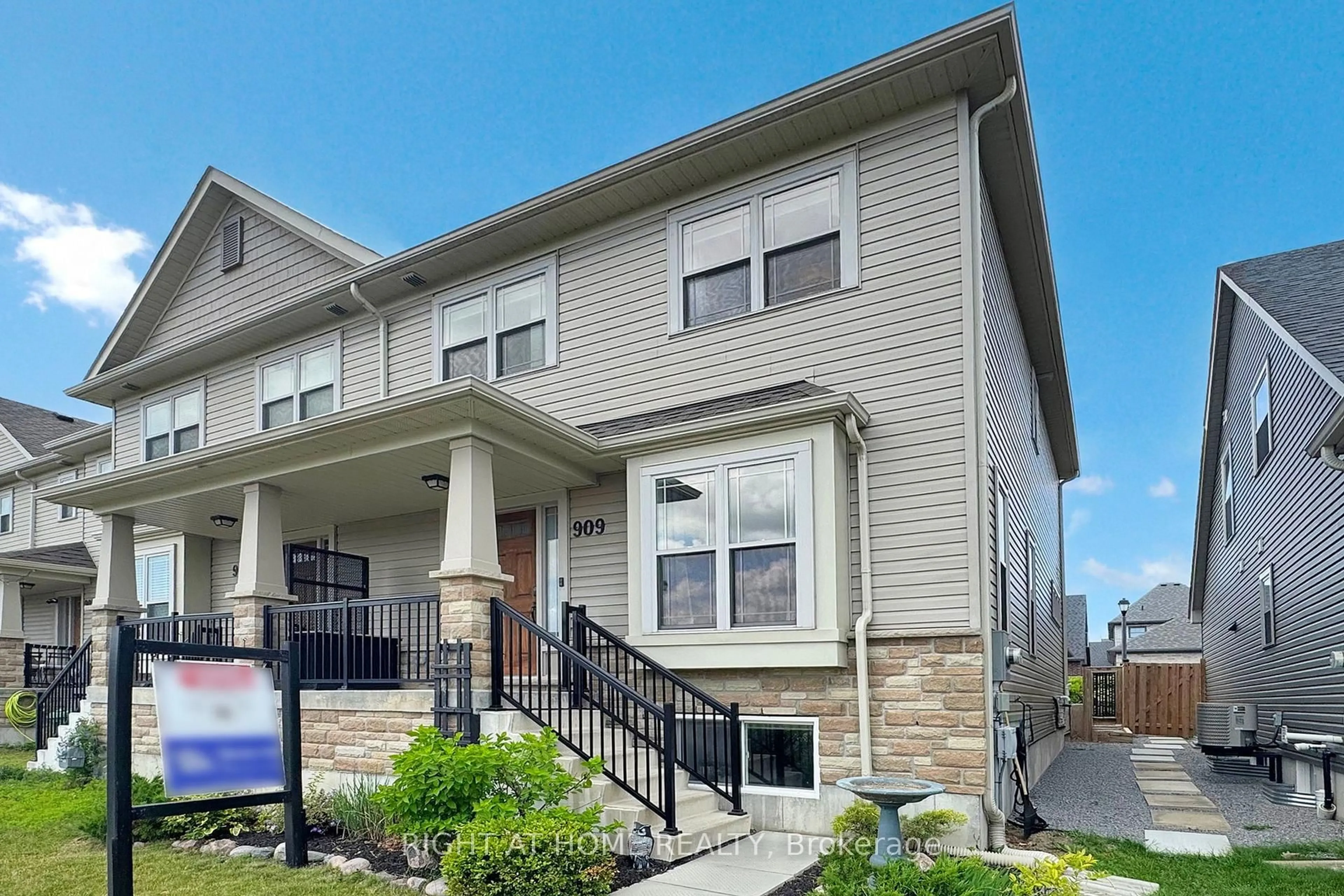 Home with vinyl exterior material, street for 909 BROADWAY Blvd, Peterborough North Ontario K9H 0J1