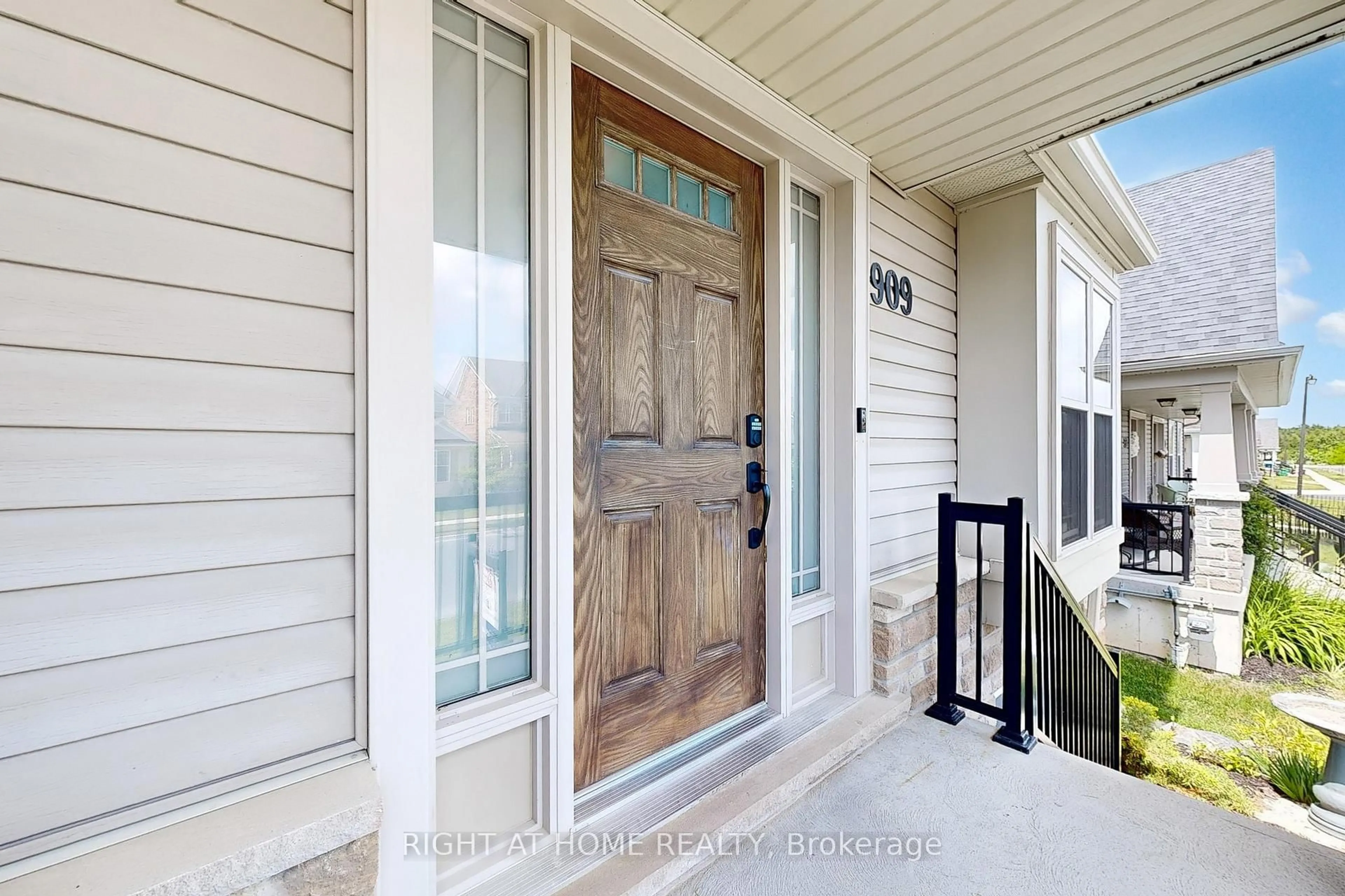 Indoor entryway for 909 BROADWAY Blvd, Peterborough North Ontario K9H 0J1