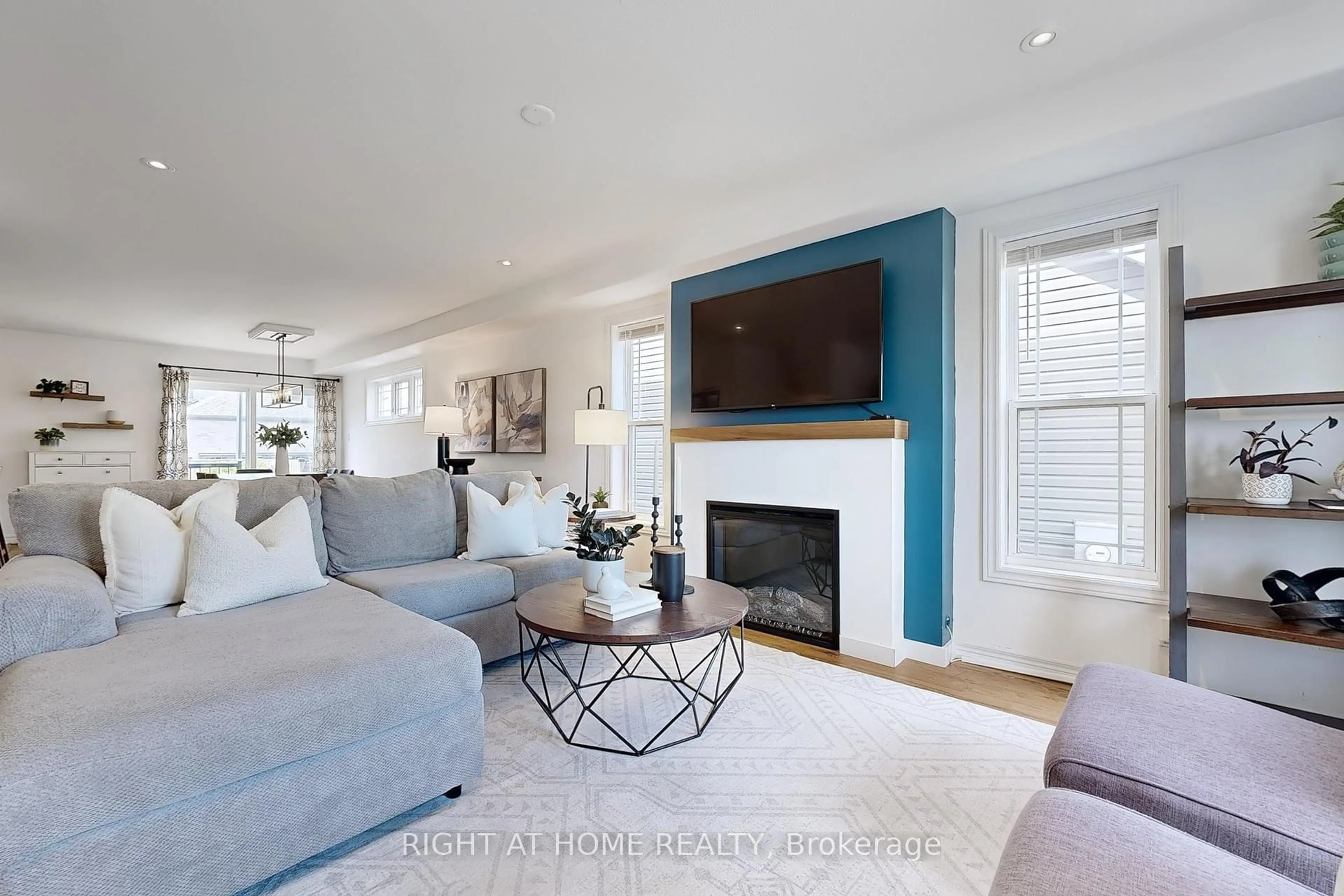 Living room with furniture, unknown for 909 BROADWAY Blvd, Peterborough North Ontario K9H 0J1