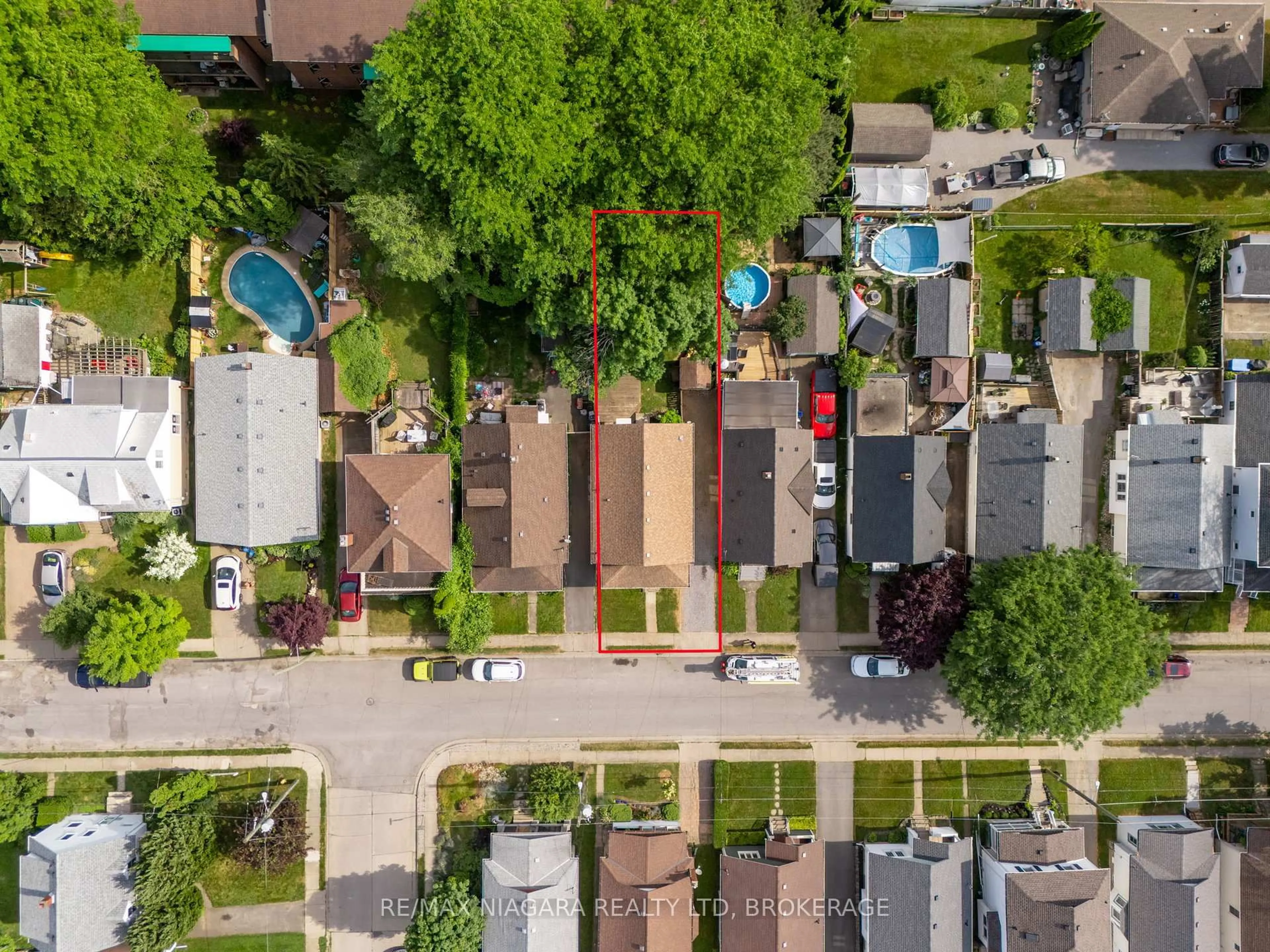 A pic from outside/outdoor area/front of a property/back of a property/a pic from drone, street for 18 Stuart Ave, St. Catharines Ontario L2R 1M7