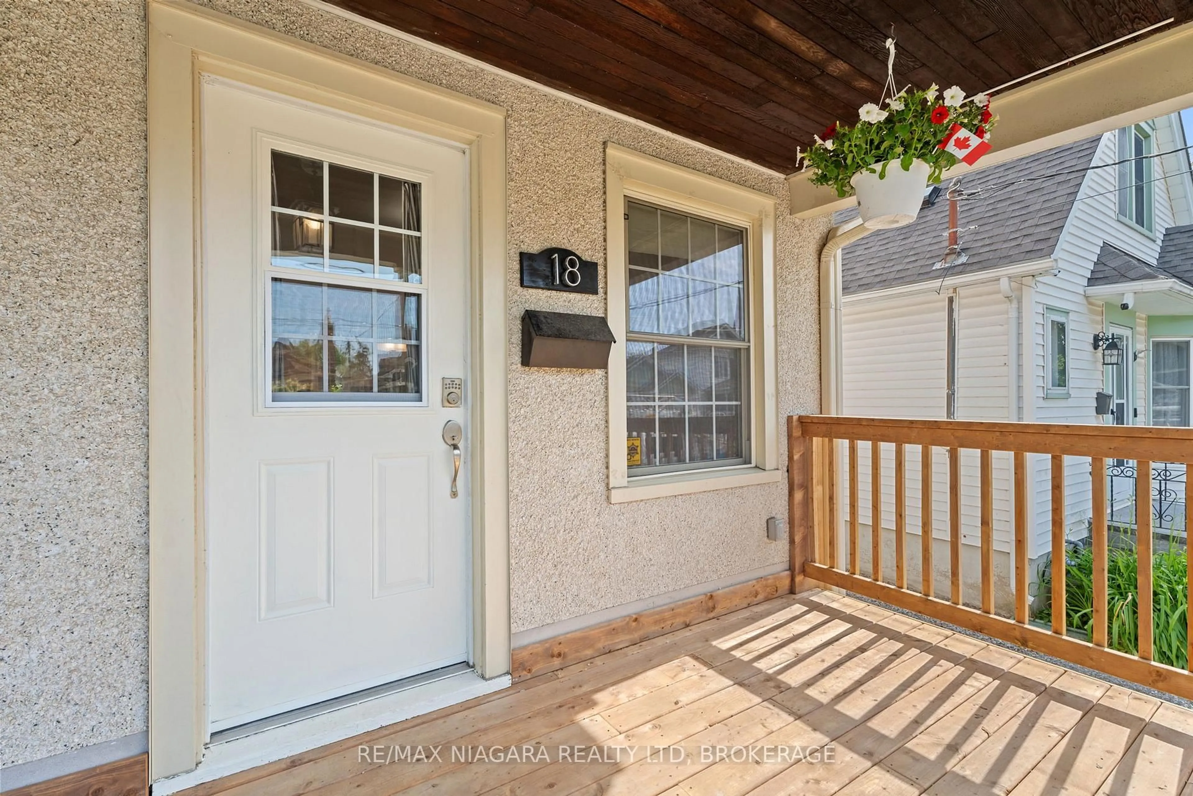 Indoor entryway for 18 Stuart Ave, St. Catharines Ontario L2R 1M7