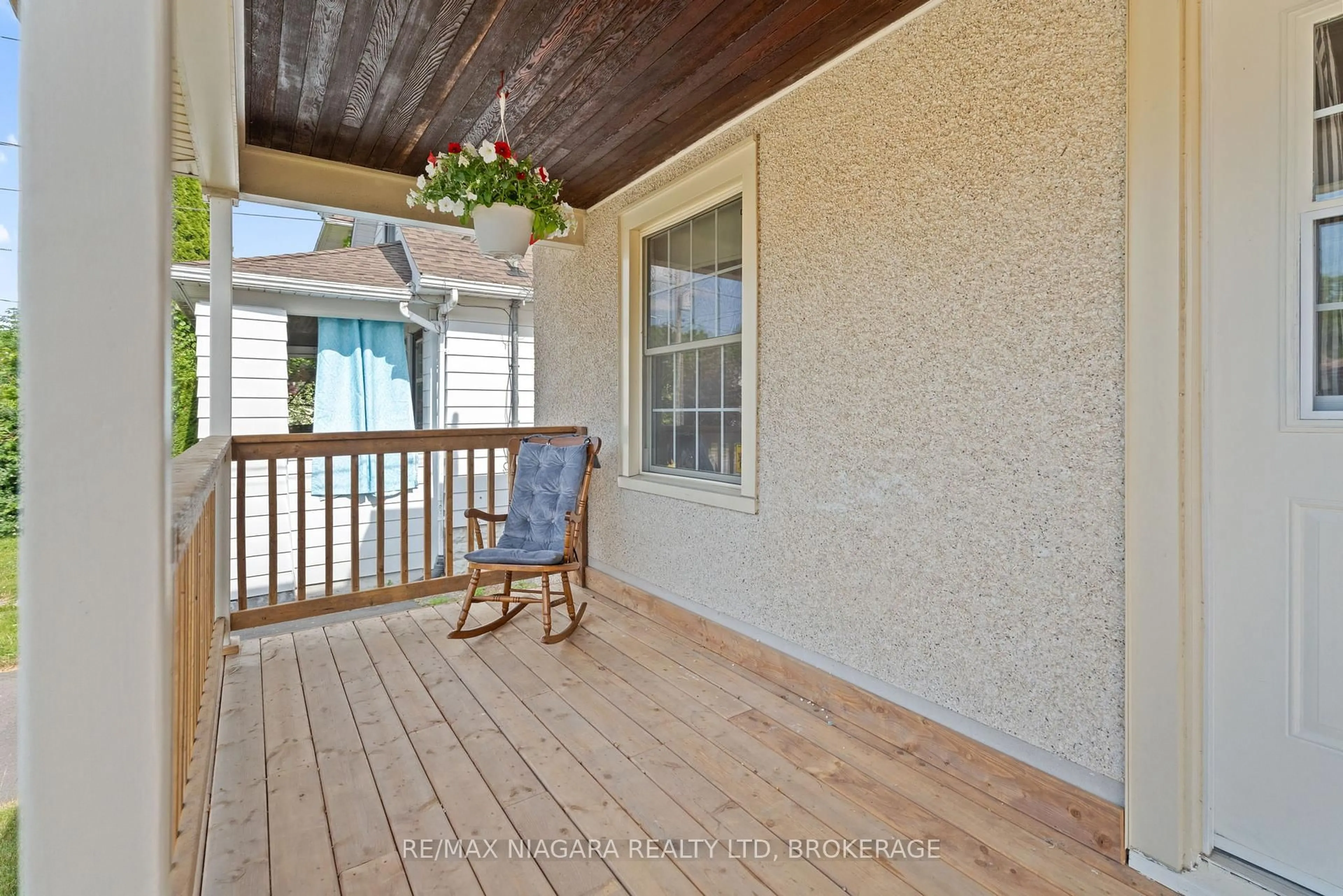 Patio, street for 18 Stuart Ave, St. Catharines Ontario L2R 1M7