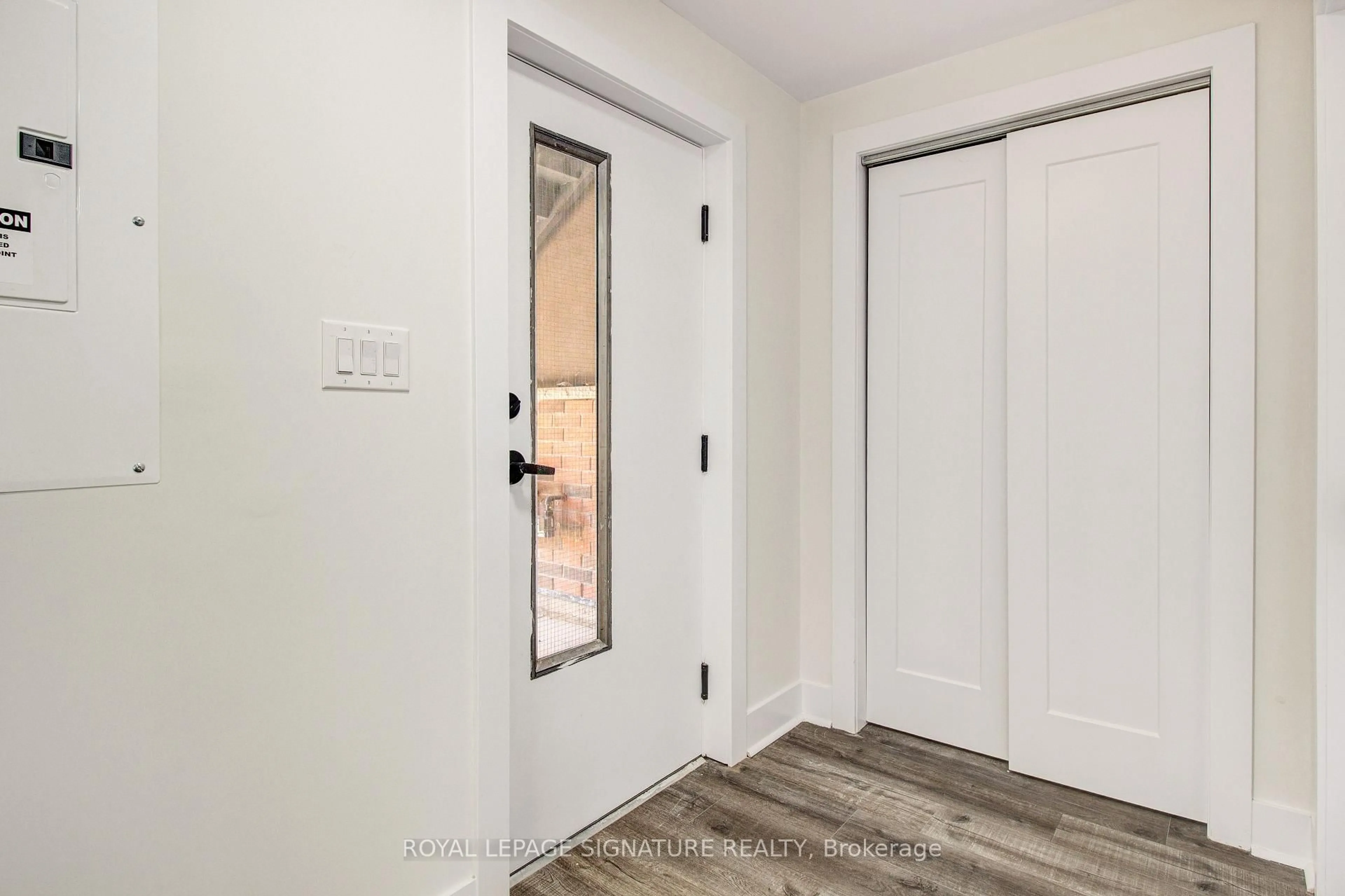 Indoor entryway for 6701 Thorold Stone Rd #8, Niagara Falls Ontario L2J 1B3