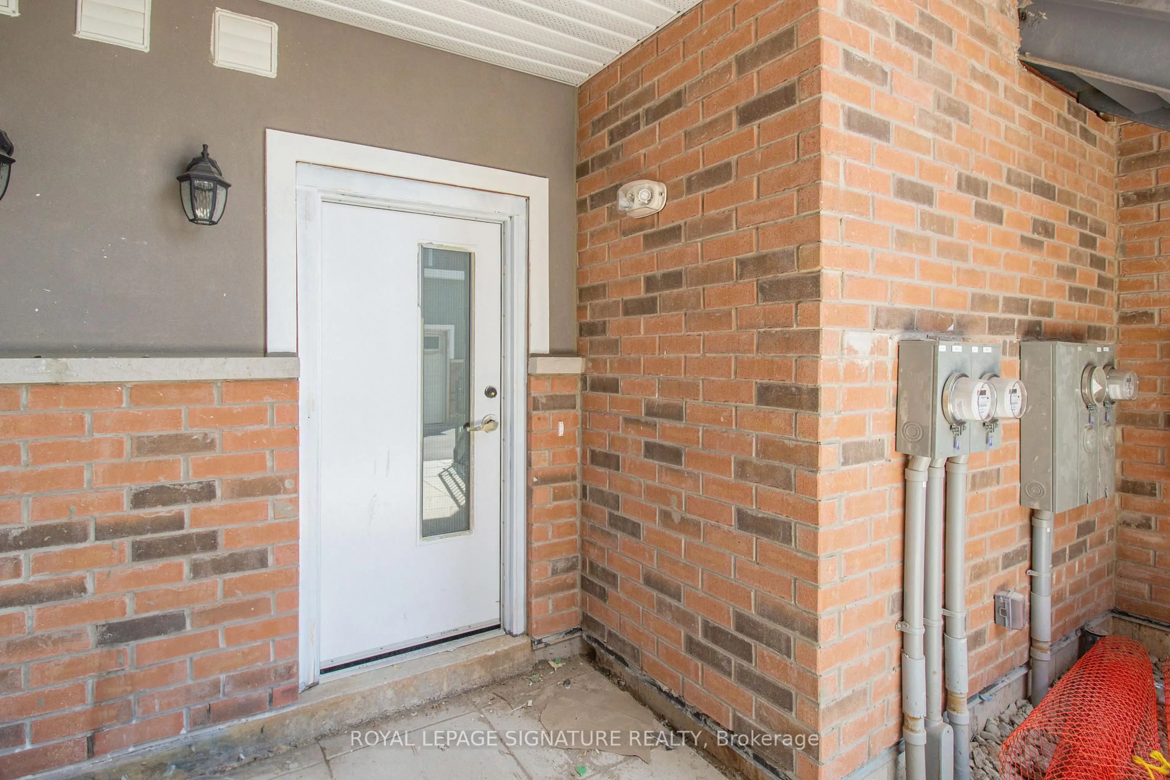 Indoor entryway for 6701 Thorold Stone Rd #8, Niagara Falls Ontario L2J 1B3