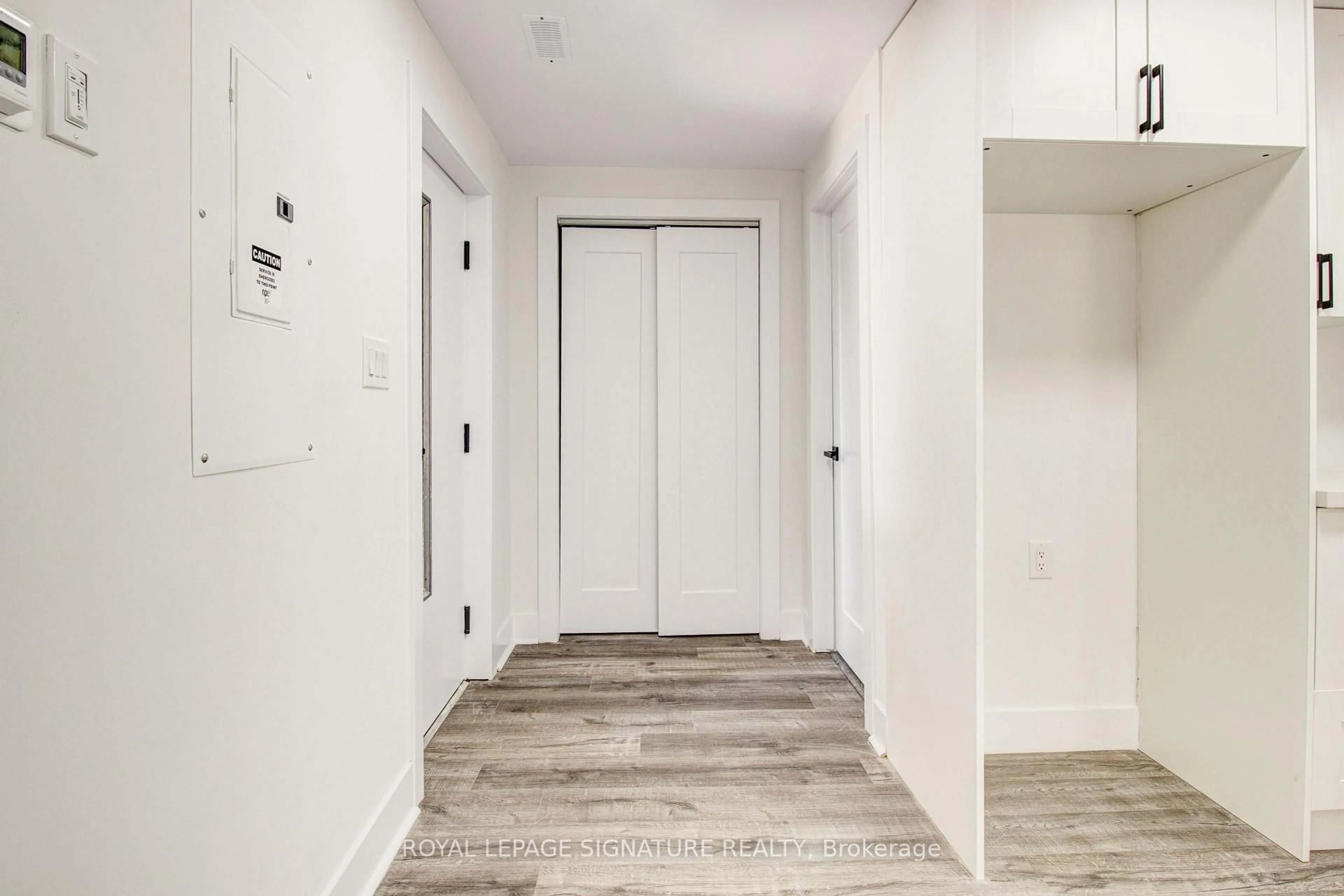 Indoor entryway for 6701 Thorold Stone Rd #8, Niagara Falls Ontario L2J 1B3