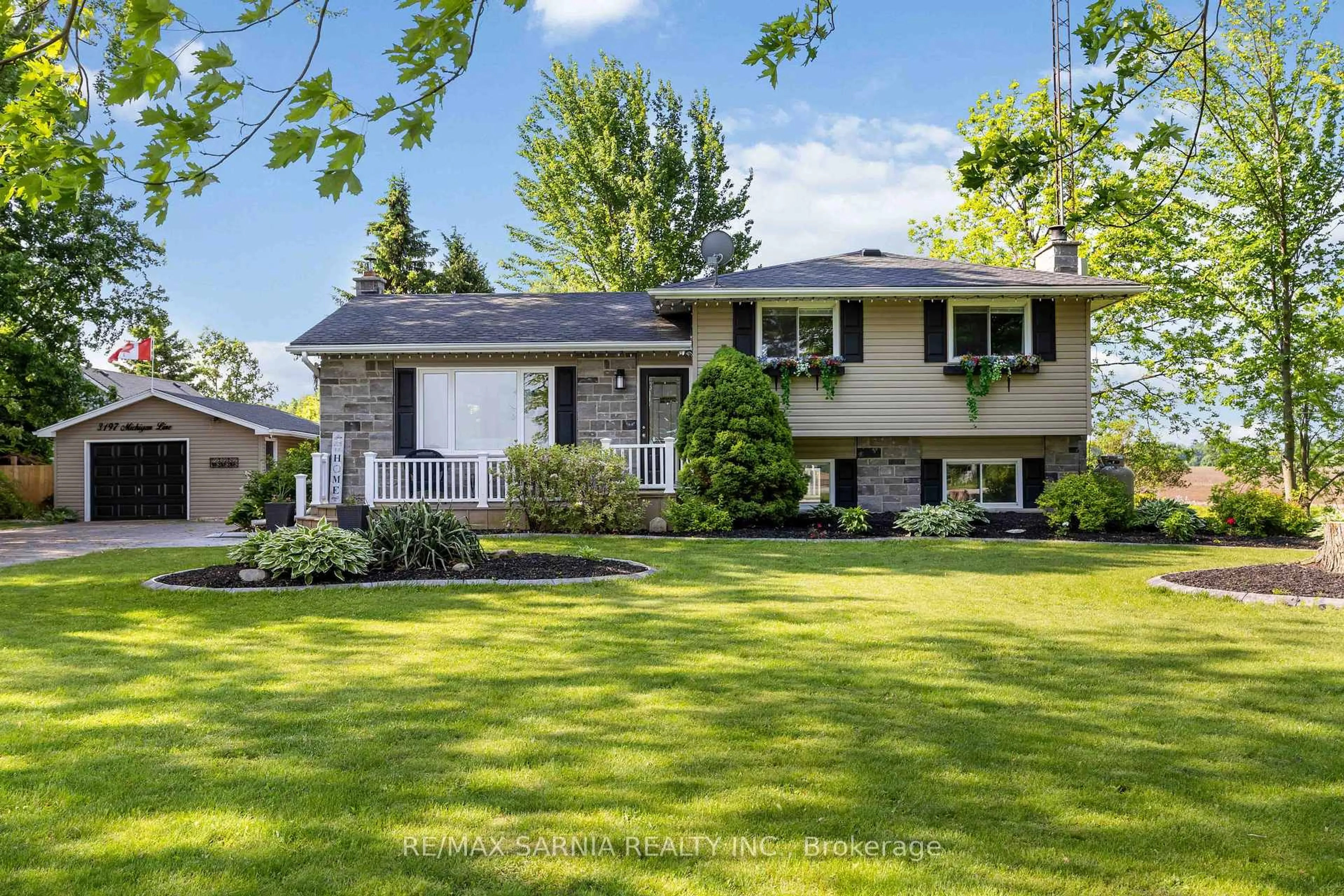 Home with vinyl exterior material, street for 3197 MICHIGAN Line, Plympton-Wyoming Ontario N0N 1E0