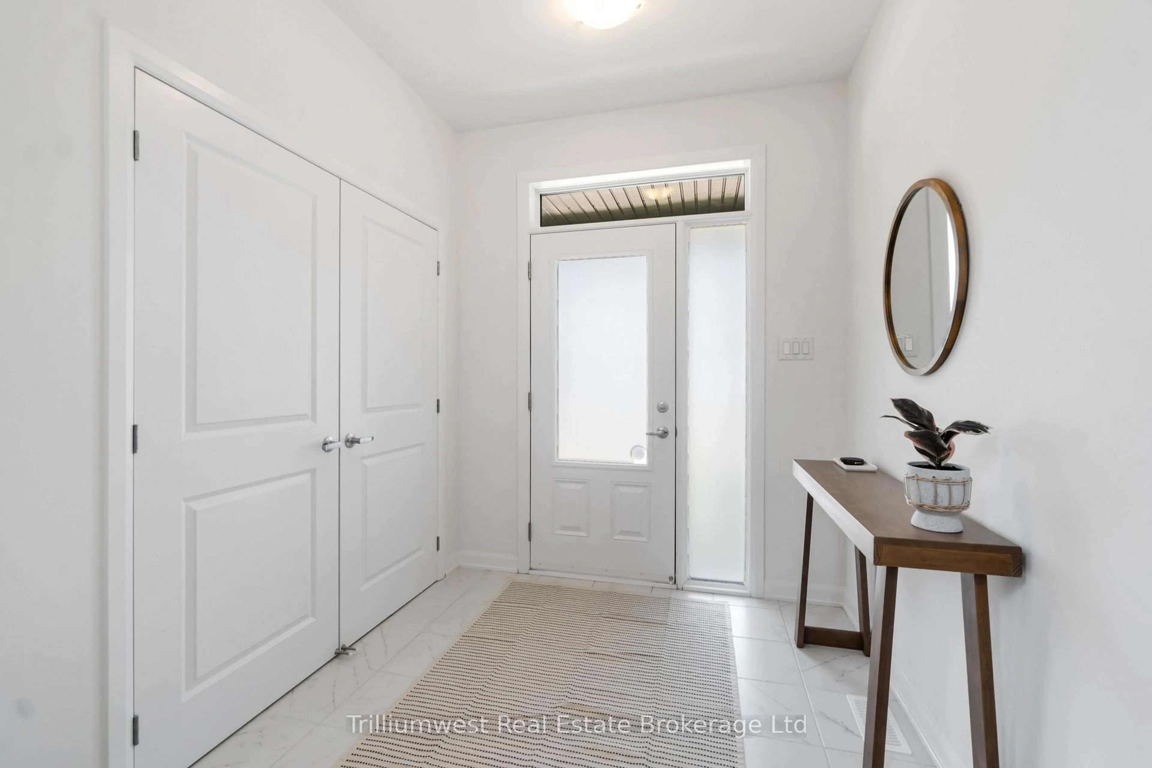 Indoor entryway for 801 Cappamore Dr, Ottawa Ontario K2J 6V6