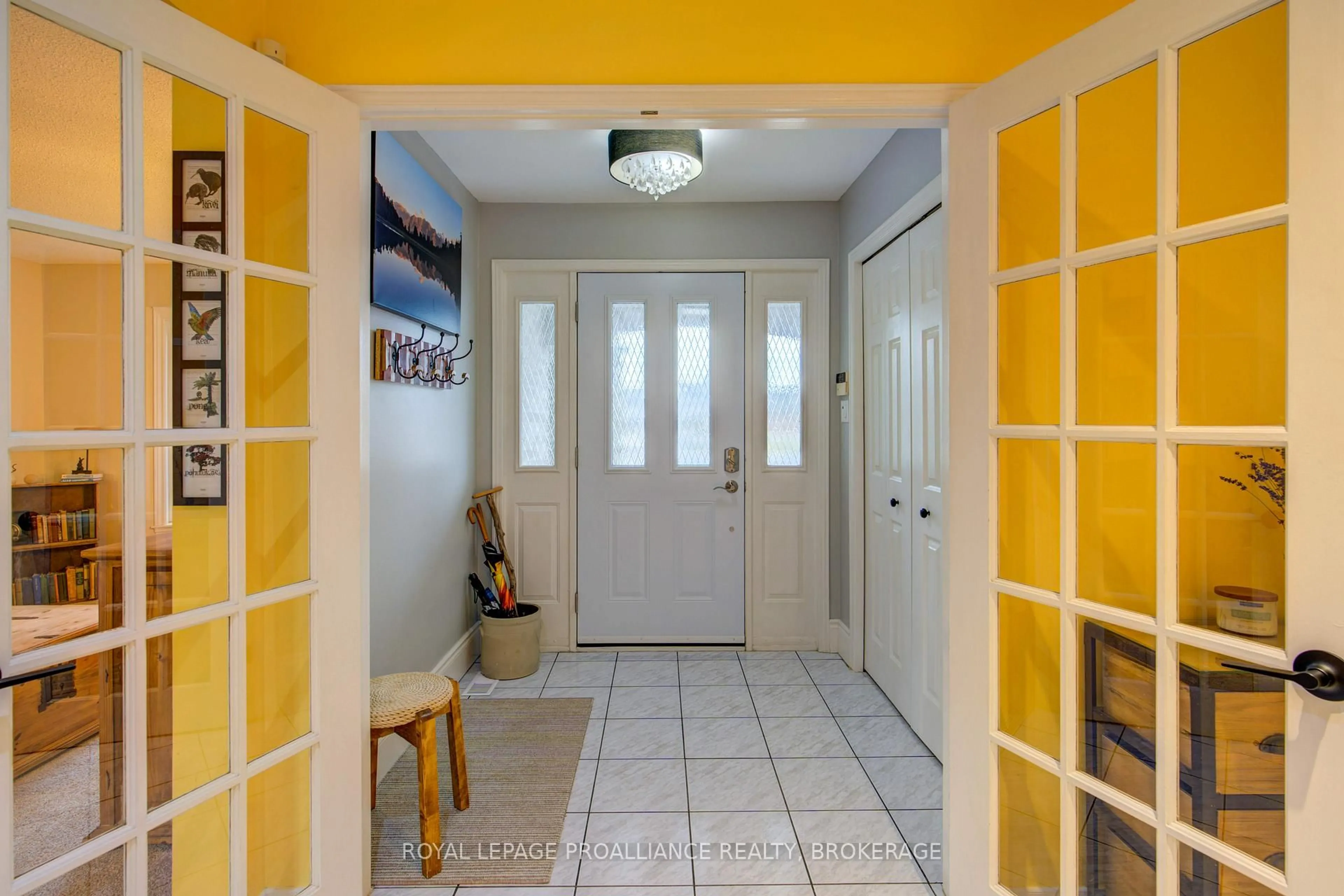 Indoor entryway for 682 Summerfield Pl, Kingston Ontario K7M 8A1
