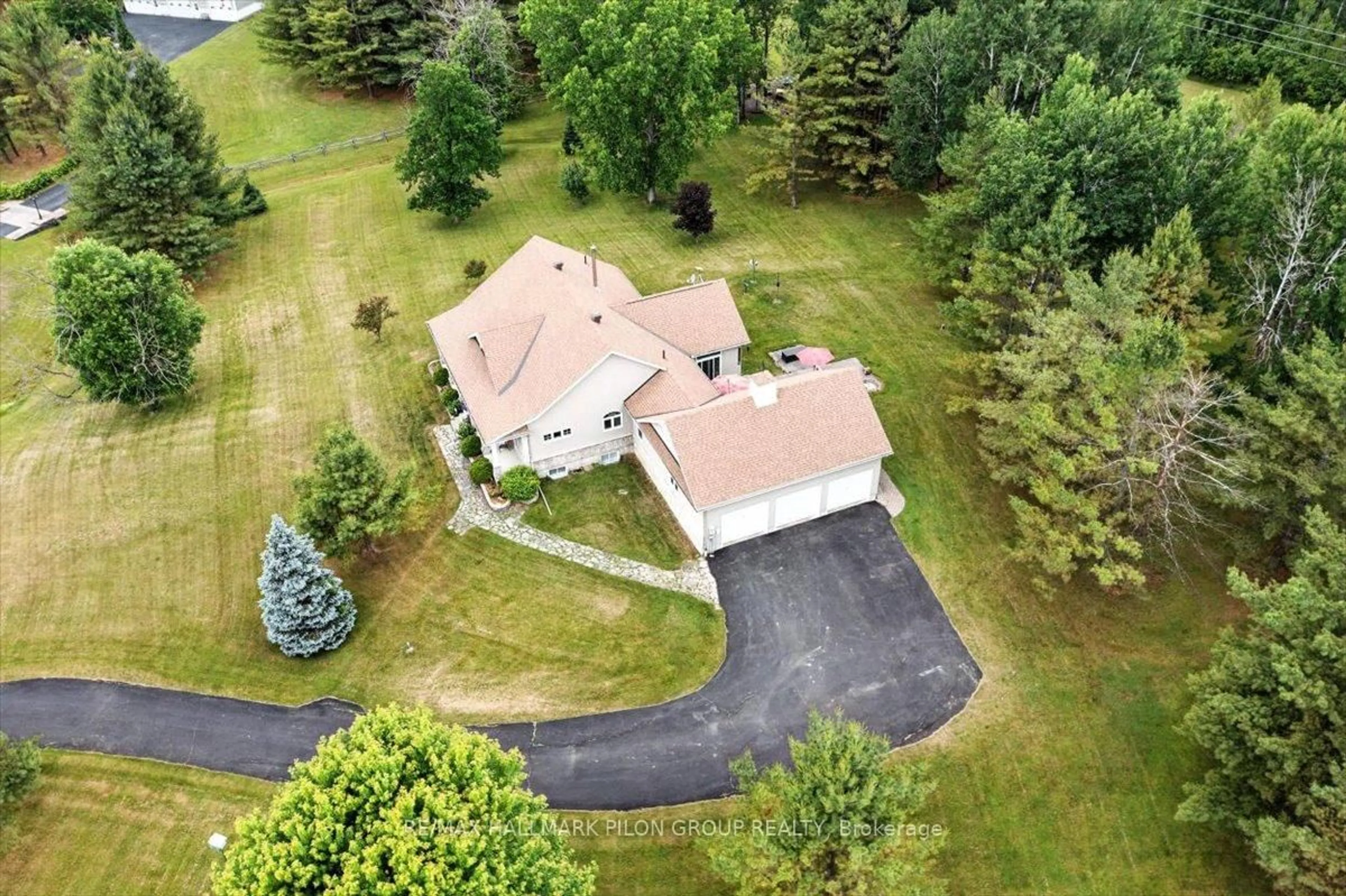 A pic from outside/outdoor area/front of a property/back of a property/a pic from drone, street for 3086 Green Pine Crt, Orleans Ontario K4C 1R9