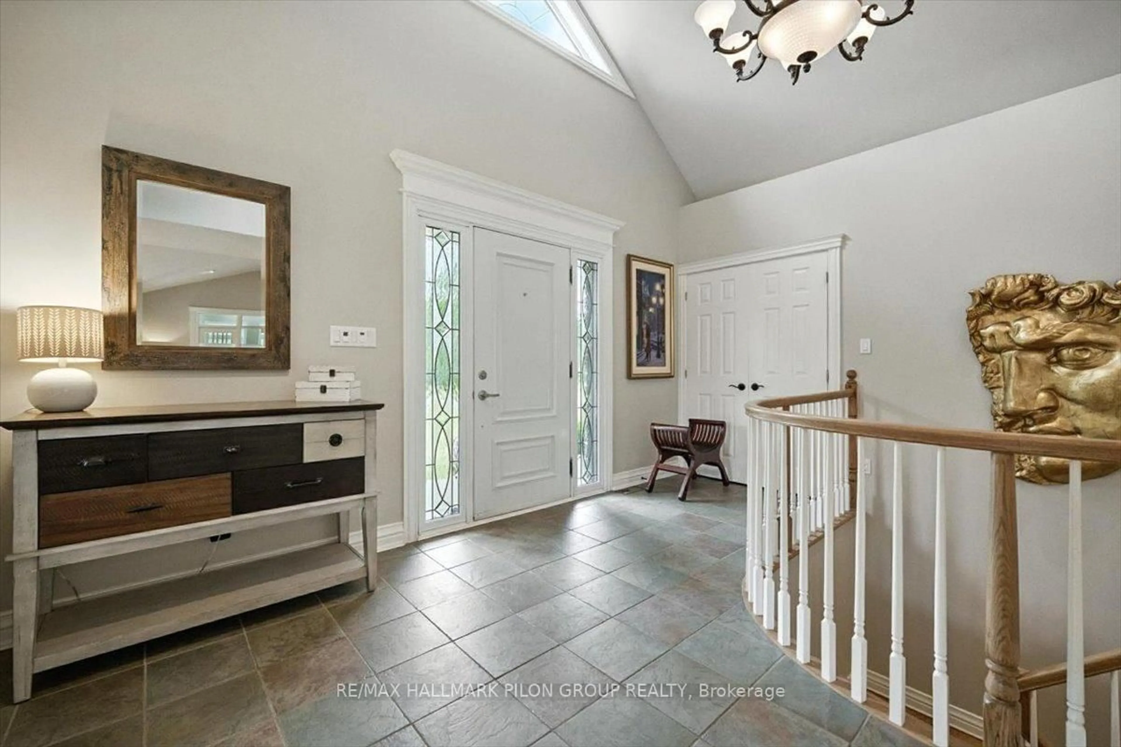Indoor entryway for 3086 Green Pine Crt, Orleans Ontario K4C 1R9