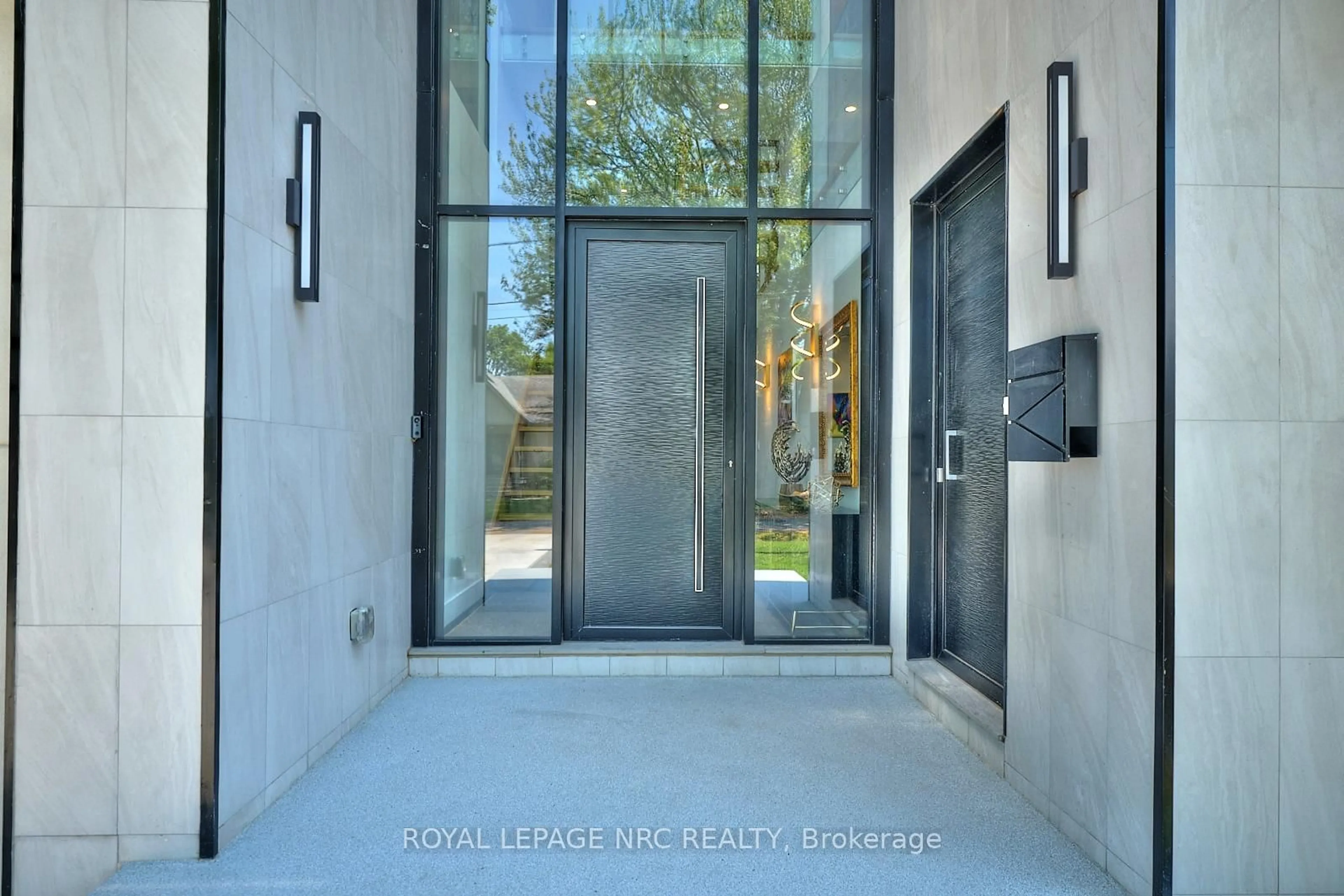 Indoor entryway for 10 Pawling St, St. Catharines Ontario L2N 5M2