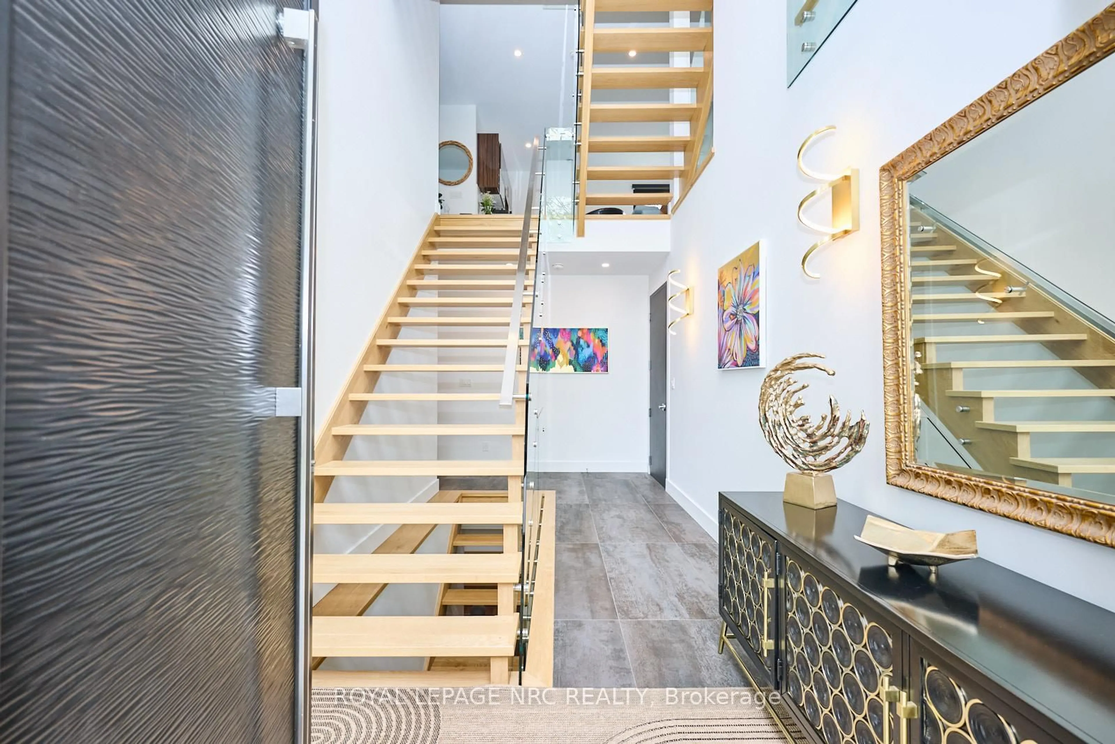 Indoor foyer for 10 Pawling St, St. Catharines Ontario L2N 5M2