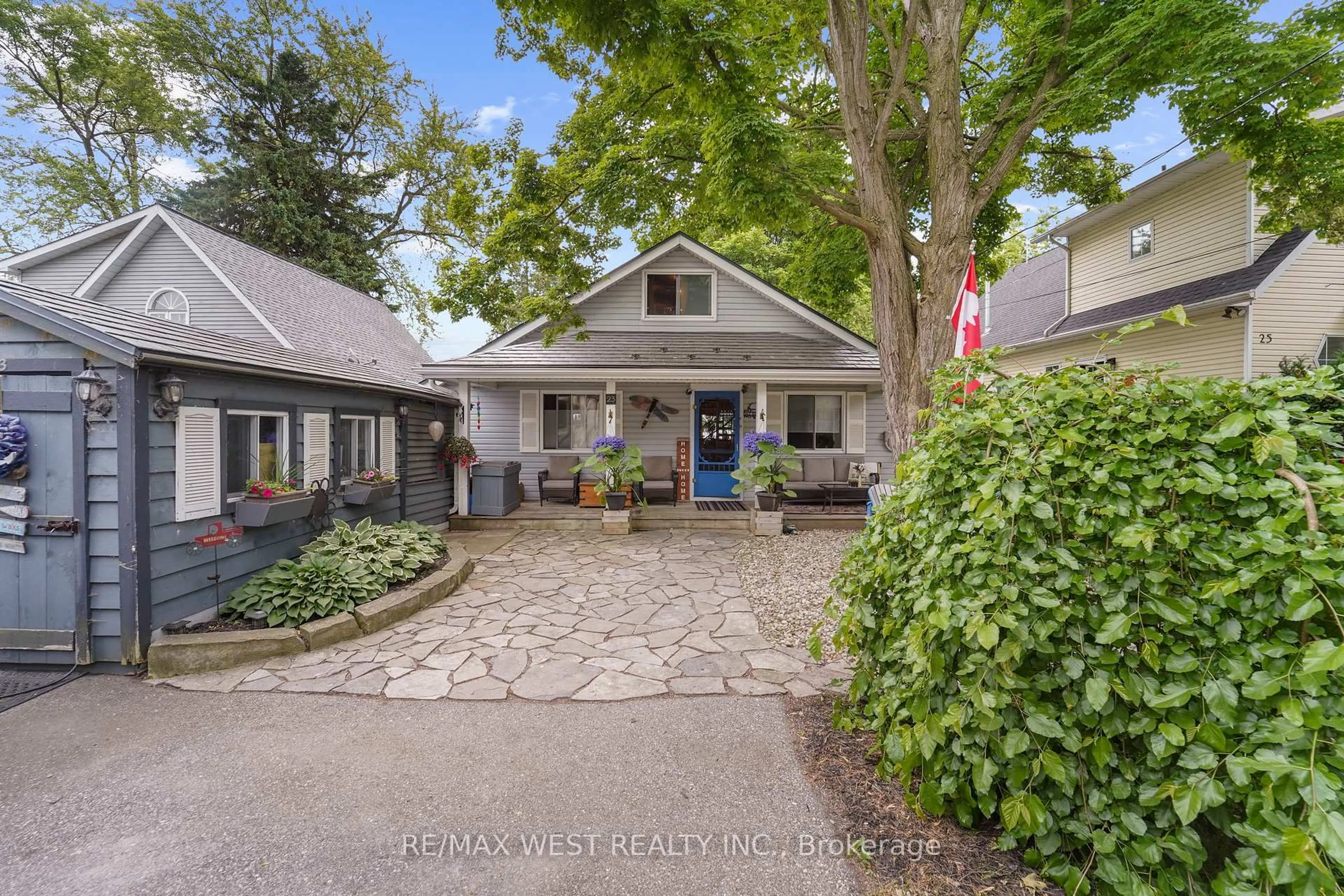 A pic from outside/outdoor area/front of a property/back of a property/a pic from drone, street for 23 Holly Tr, Puslinch Ontario N3C 2V4
