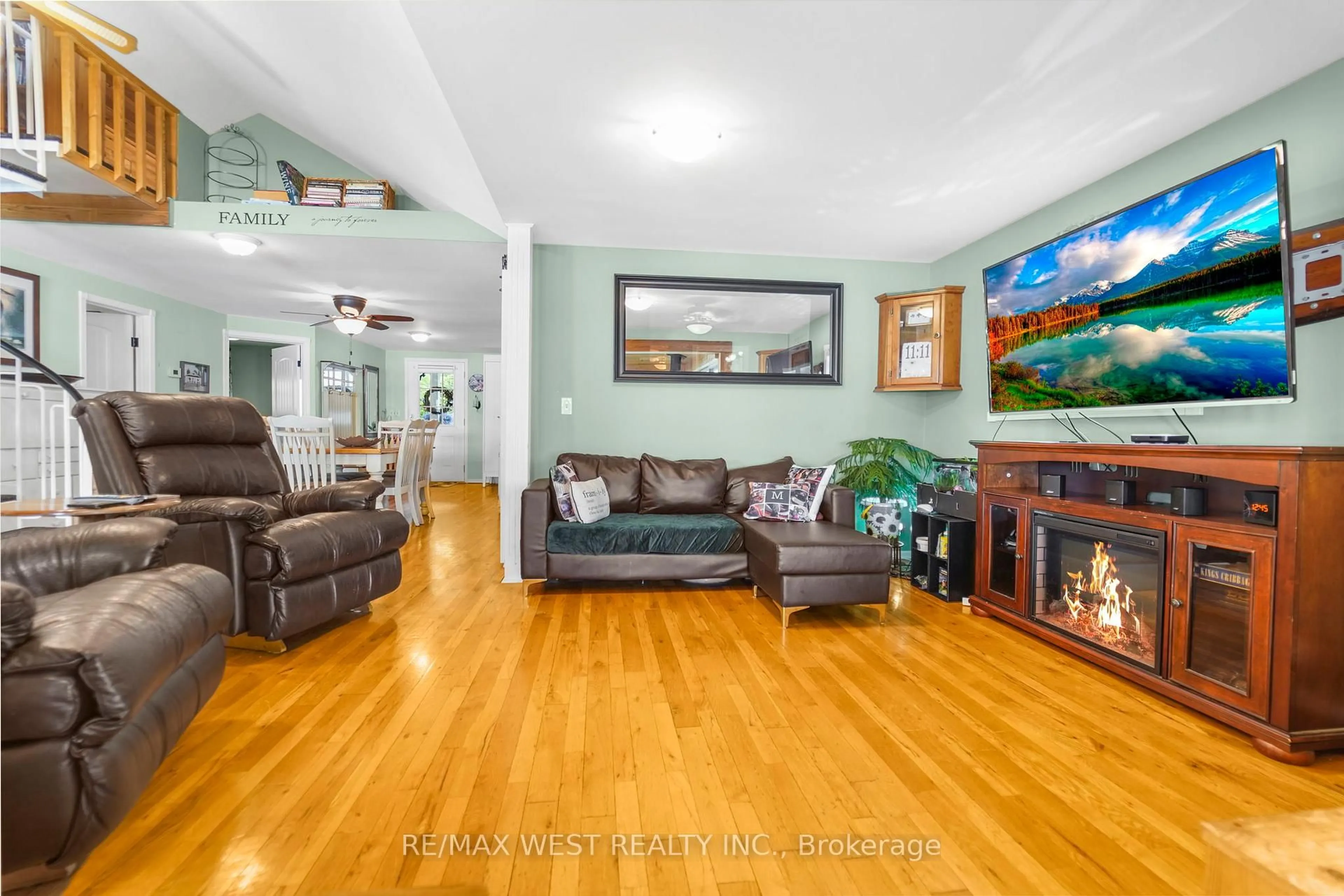 Living room with furniture, unknown for 23 Holly Tr, Puslinch Ontario N3C 2V4