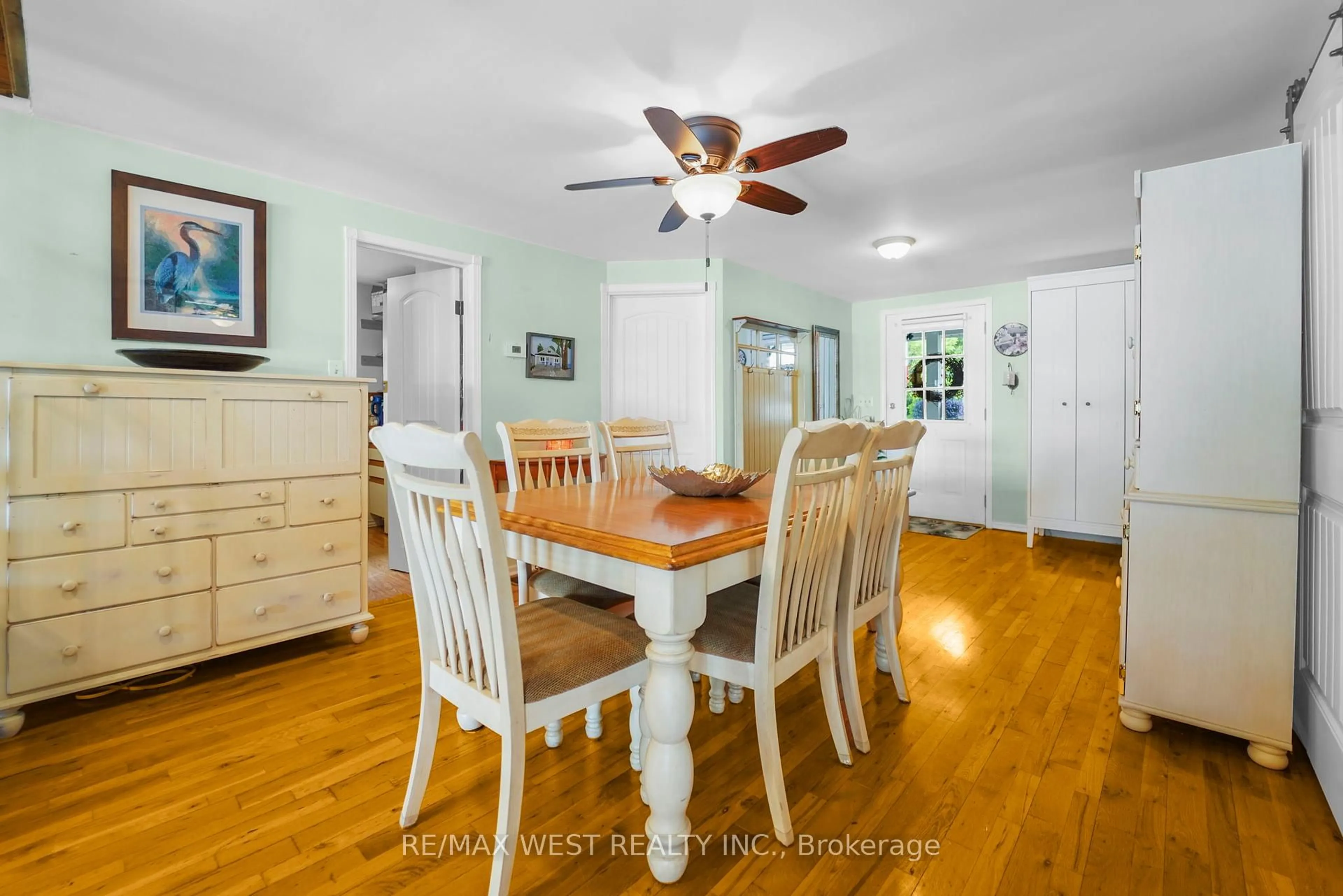 Dining room, wood/laminate floor for 23 Holly Tr, Puslinch Ontario N3C 2V4