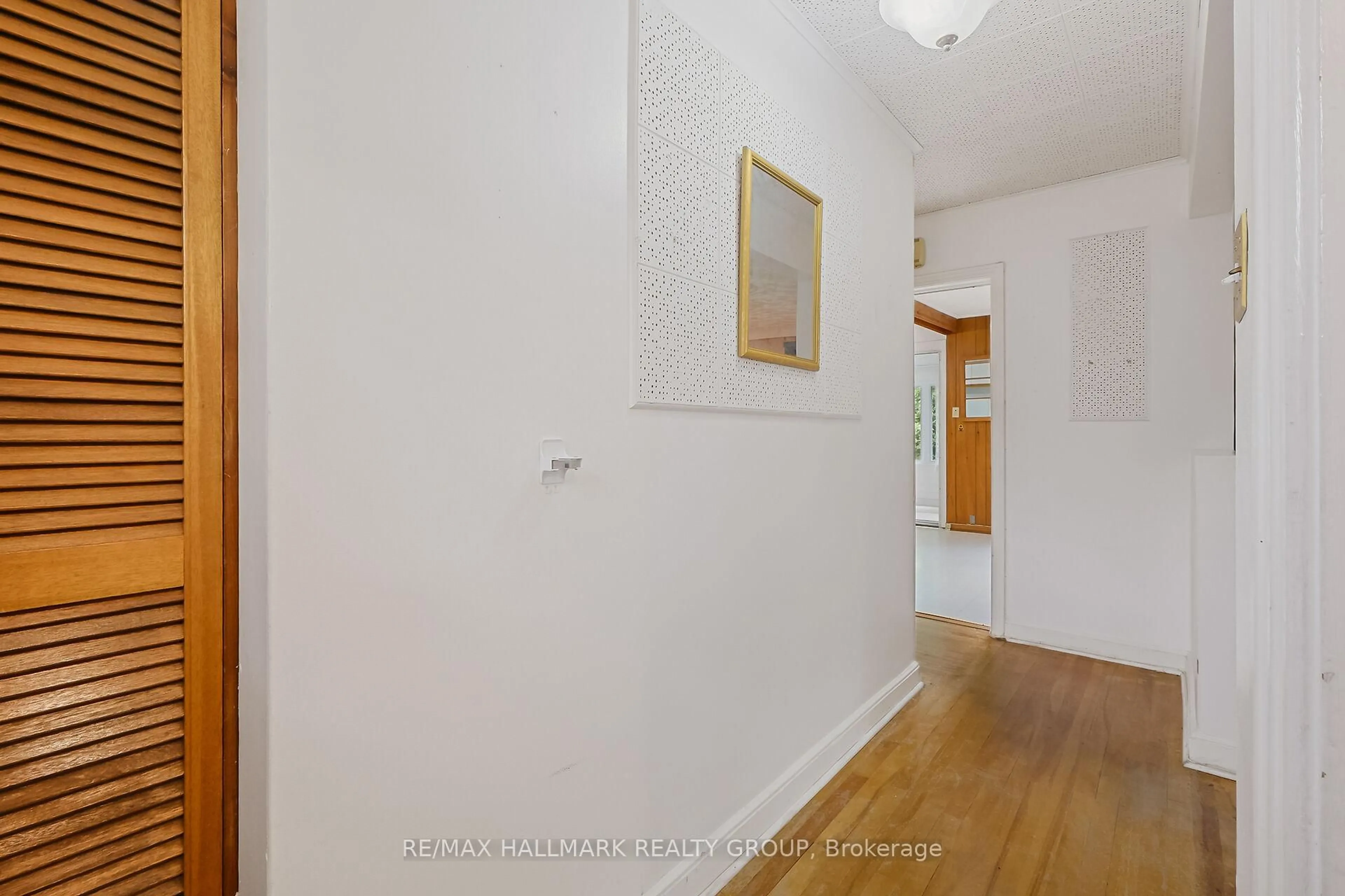 Indoor foyer for 151 Fanshaw Ave, Ottawa Ontario K1H 6C8