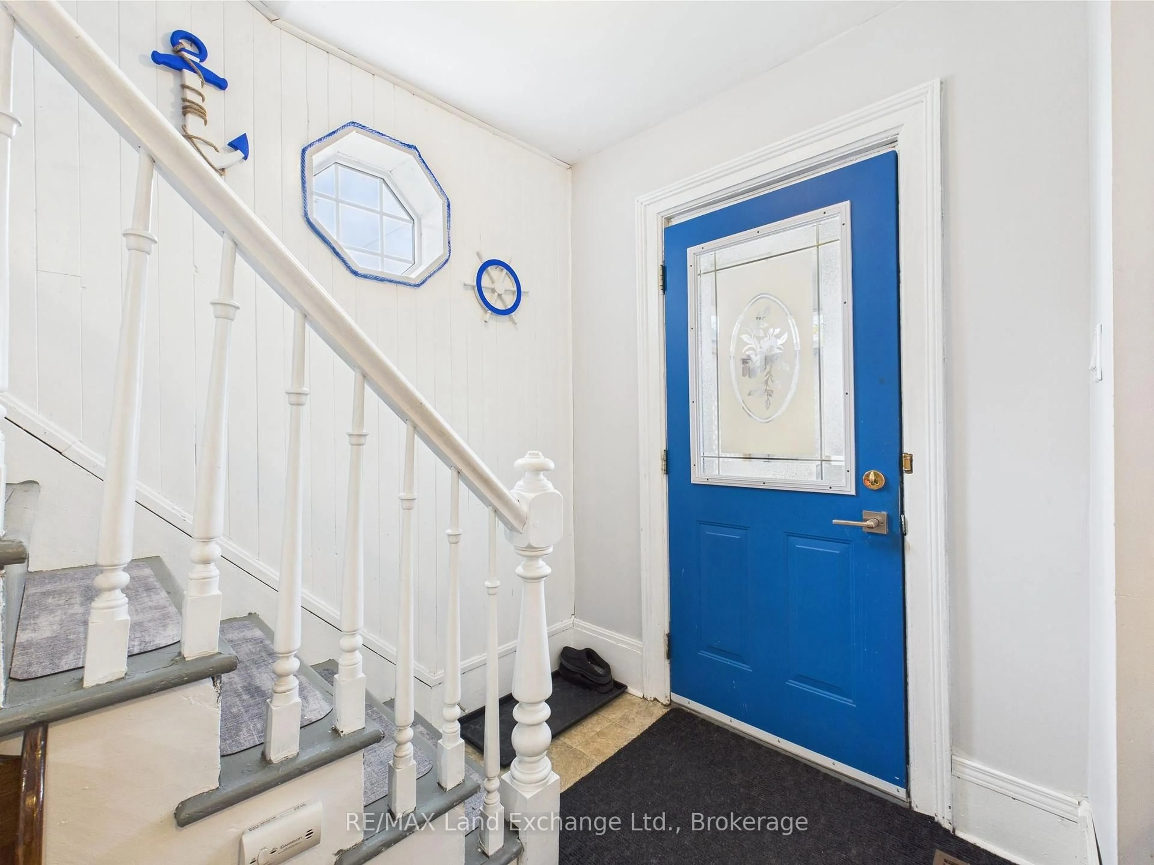 Indoor foyer for 581 Huron Terr, Kincardine Ontario N2Z 2H2