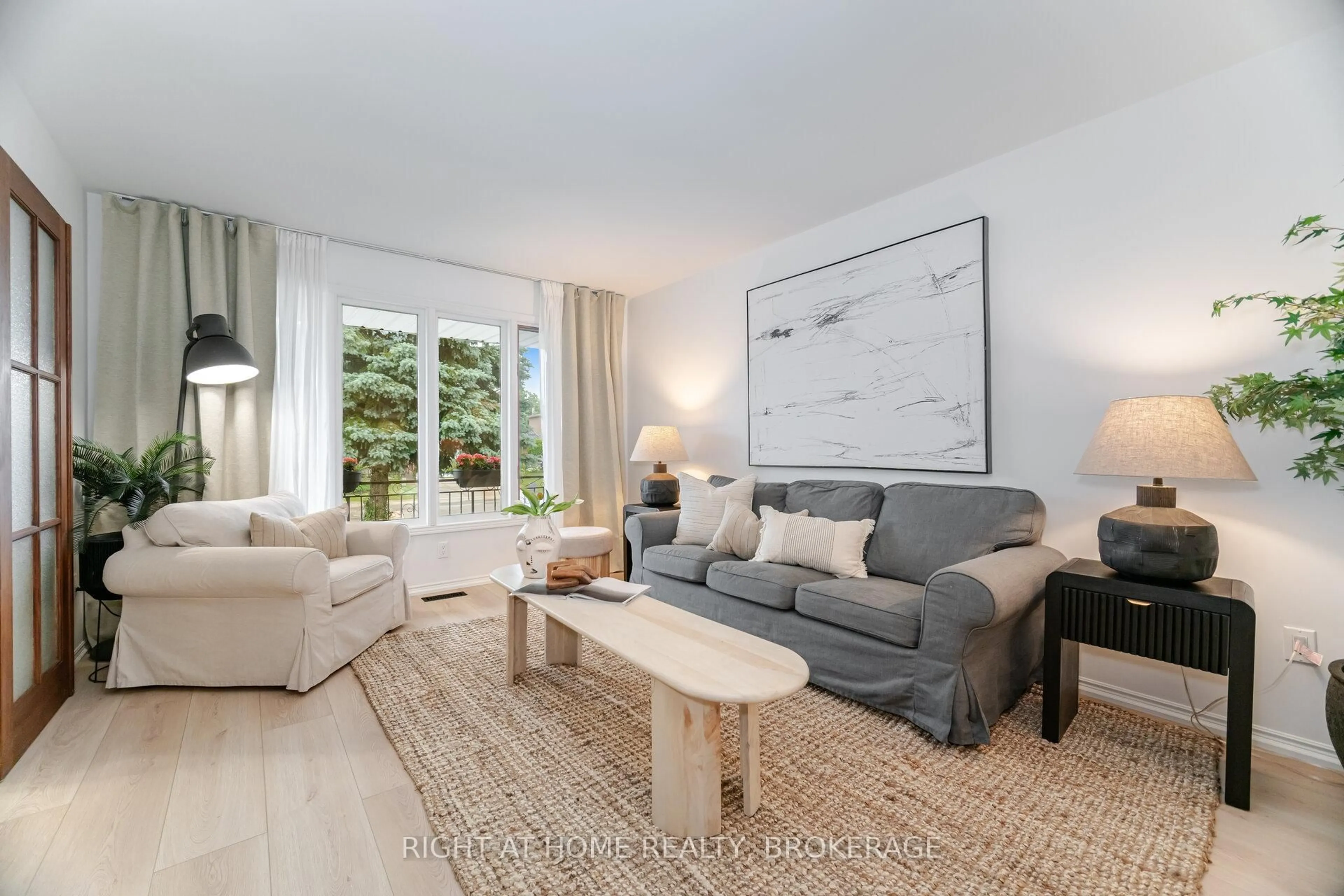 Living room with furniture, unknown for 172 Merrilee Cres, Hamilton Ontario L9A 5G3
