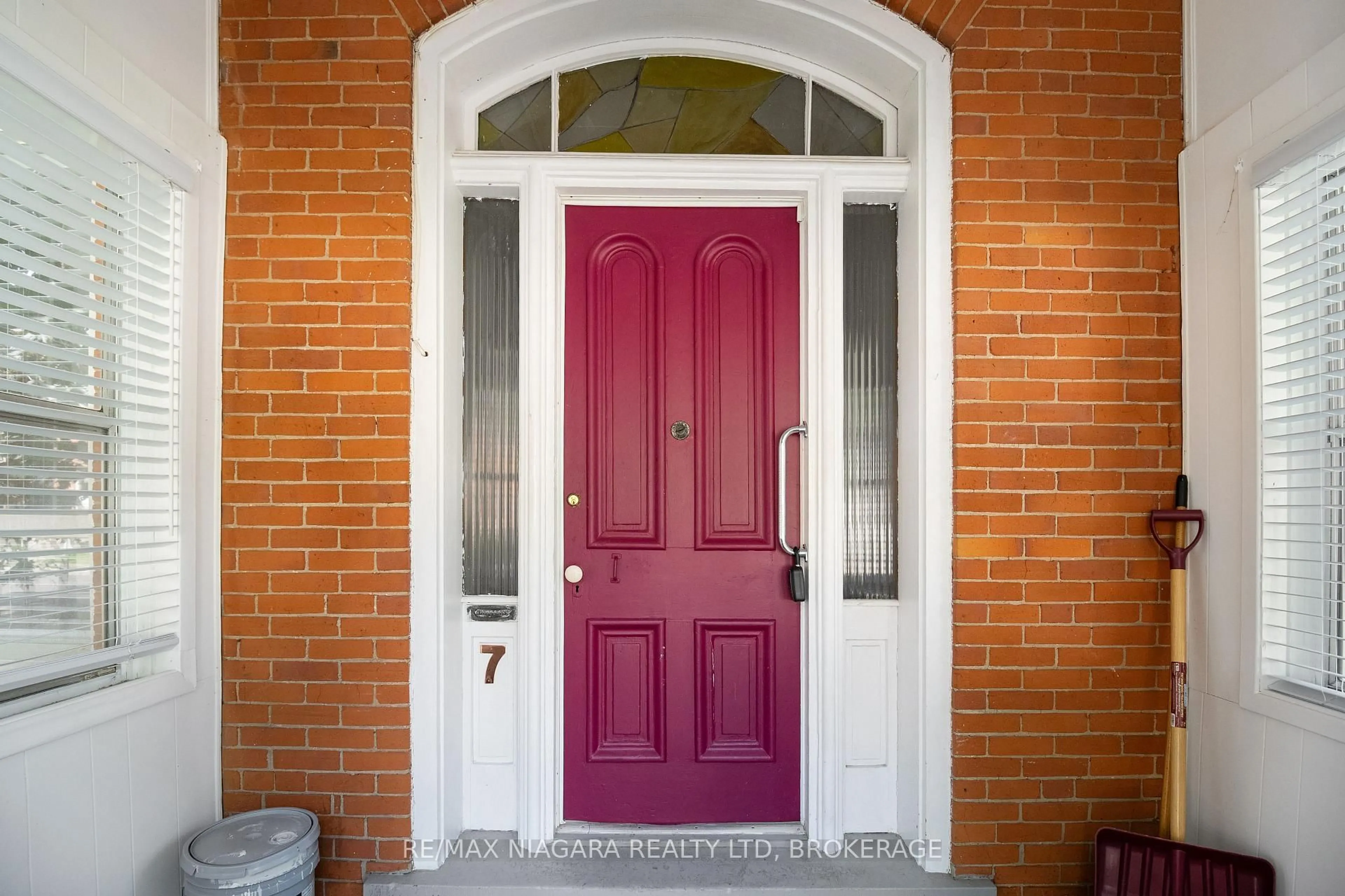 Indoor entryway for 7 TASKER St, St. Catharines Ontario L2R 3Z7
