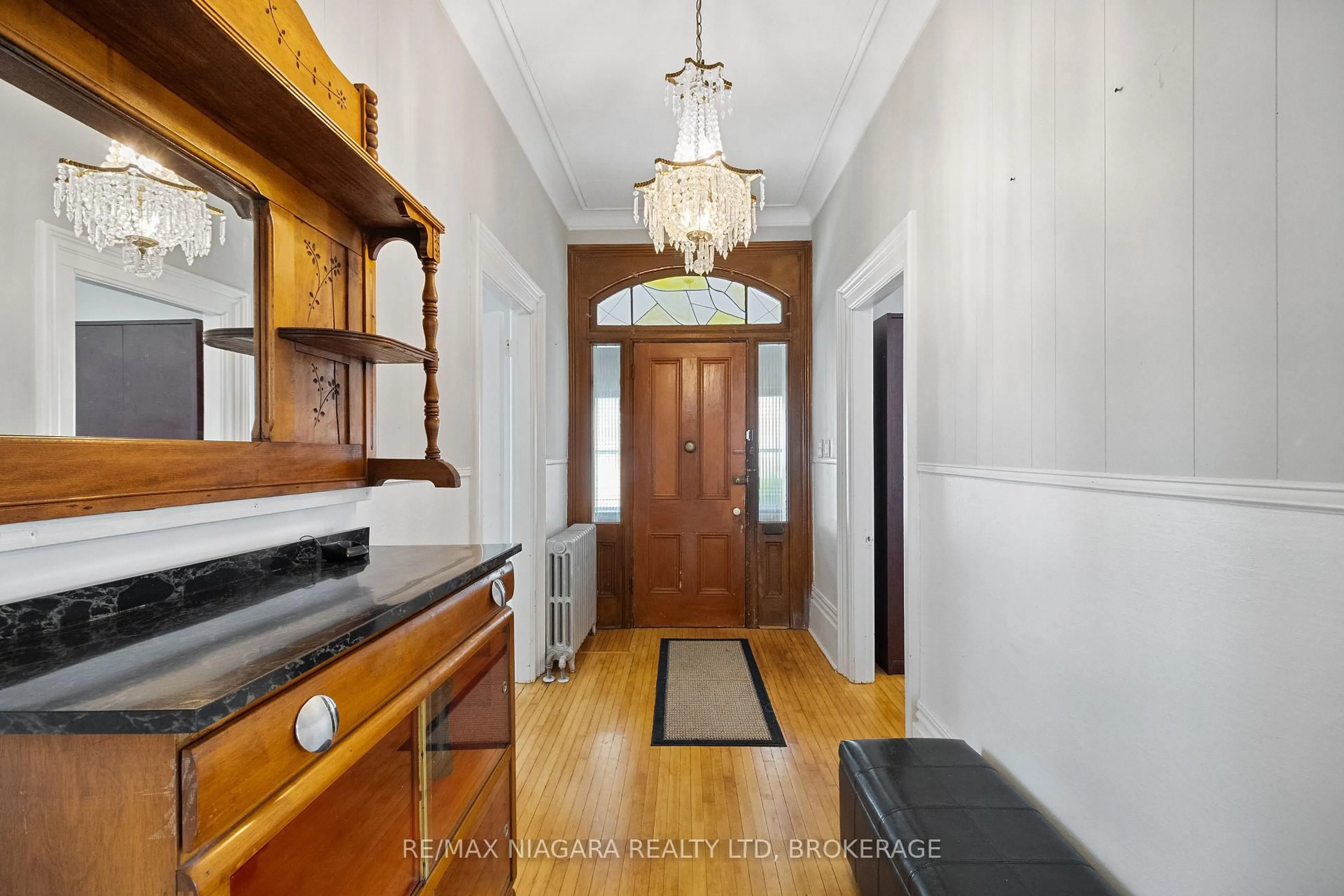 Indoor entryway for 7 TASKER St, St. Catharines Ontario L2R 3Z7
