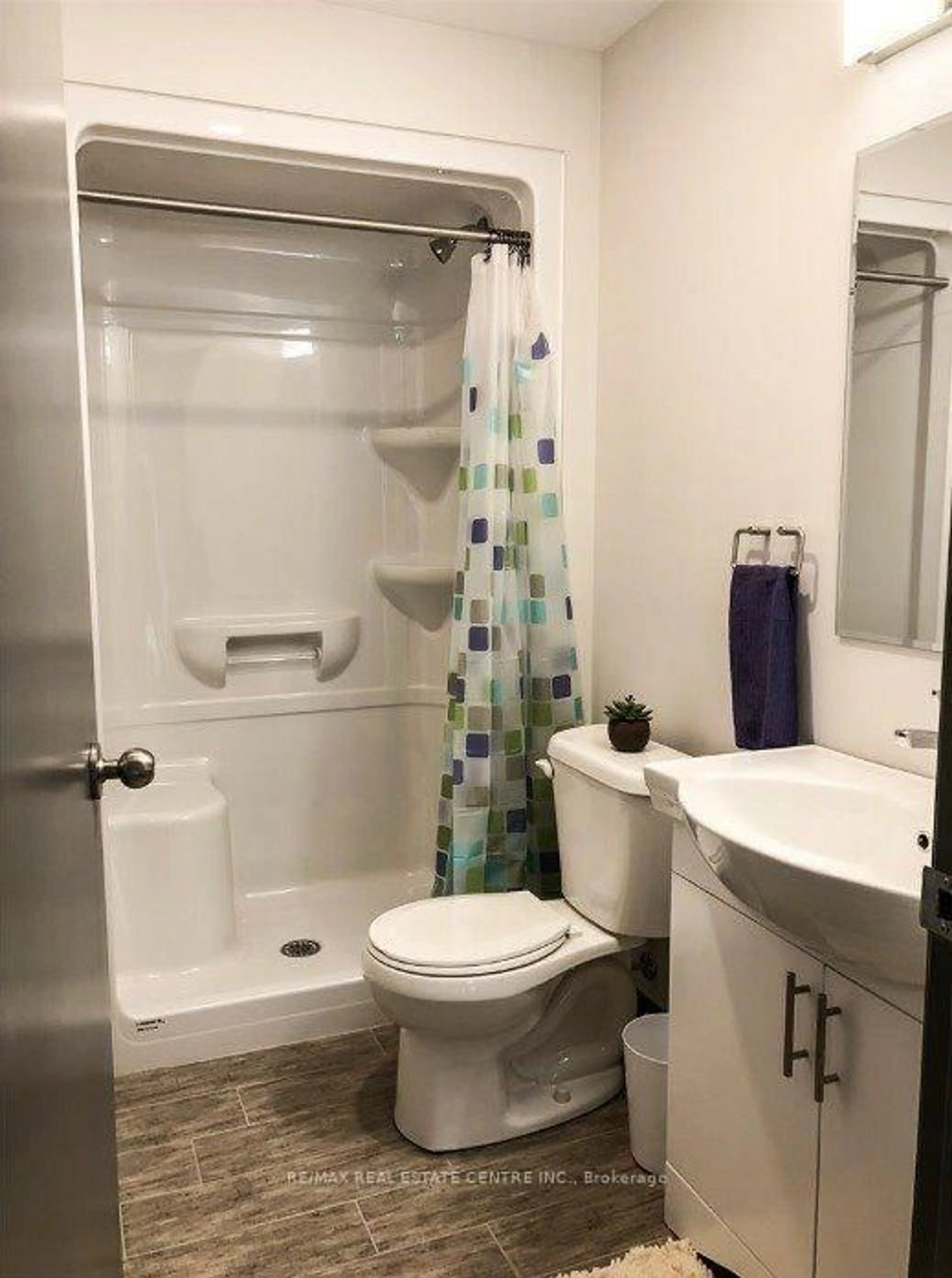 Standard bathroom, unknown for 258B Sunview St #279, Waterloo Ontario N2L 3V9