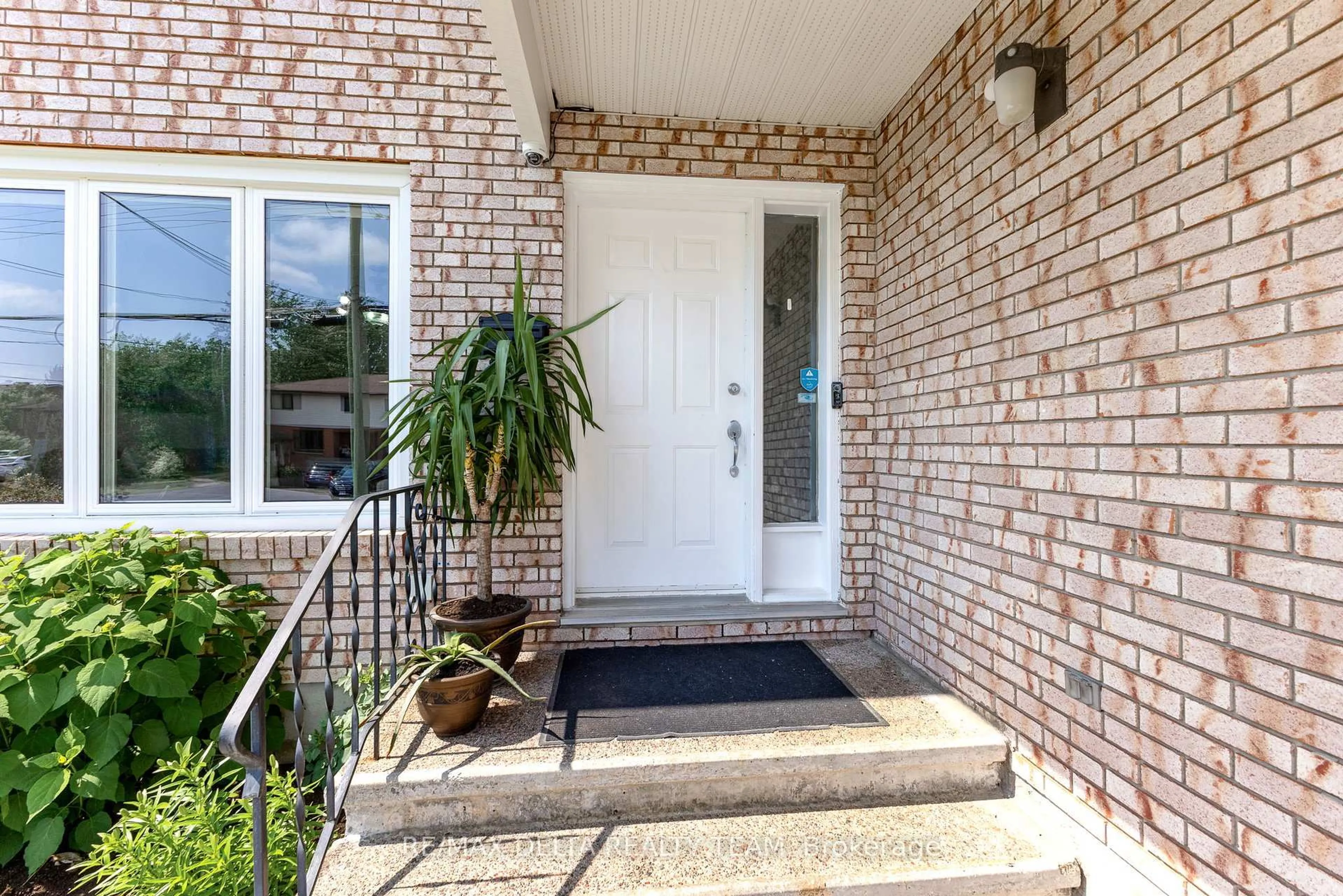 Indoor entryway for 1503 GOTH Ave, Ottawa Ontario K1T 1E3