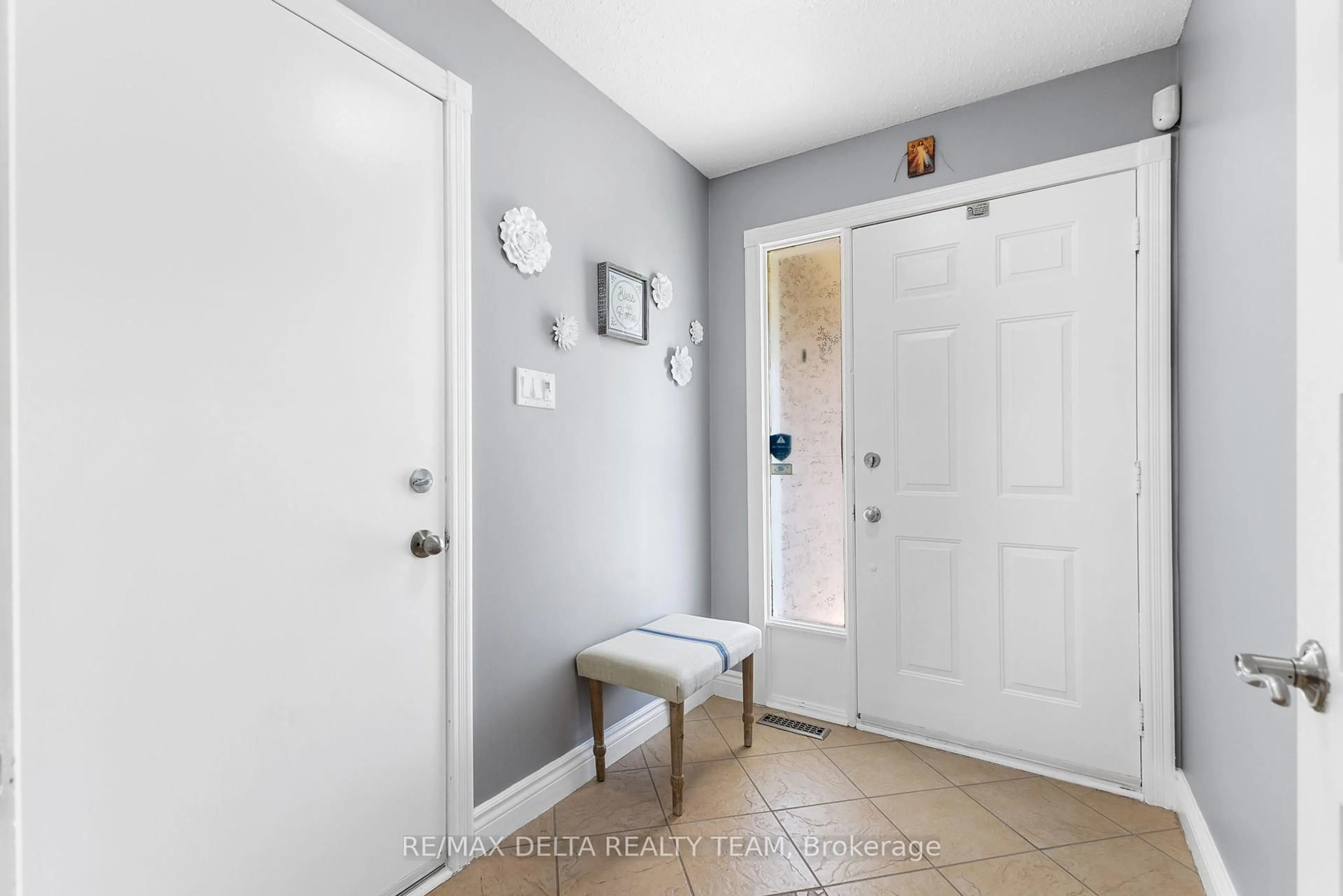 Indoor entryway for 1503 GOTH Ave, Ottawa Ontario K1T 1E3