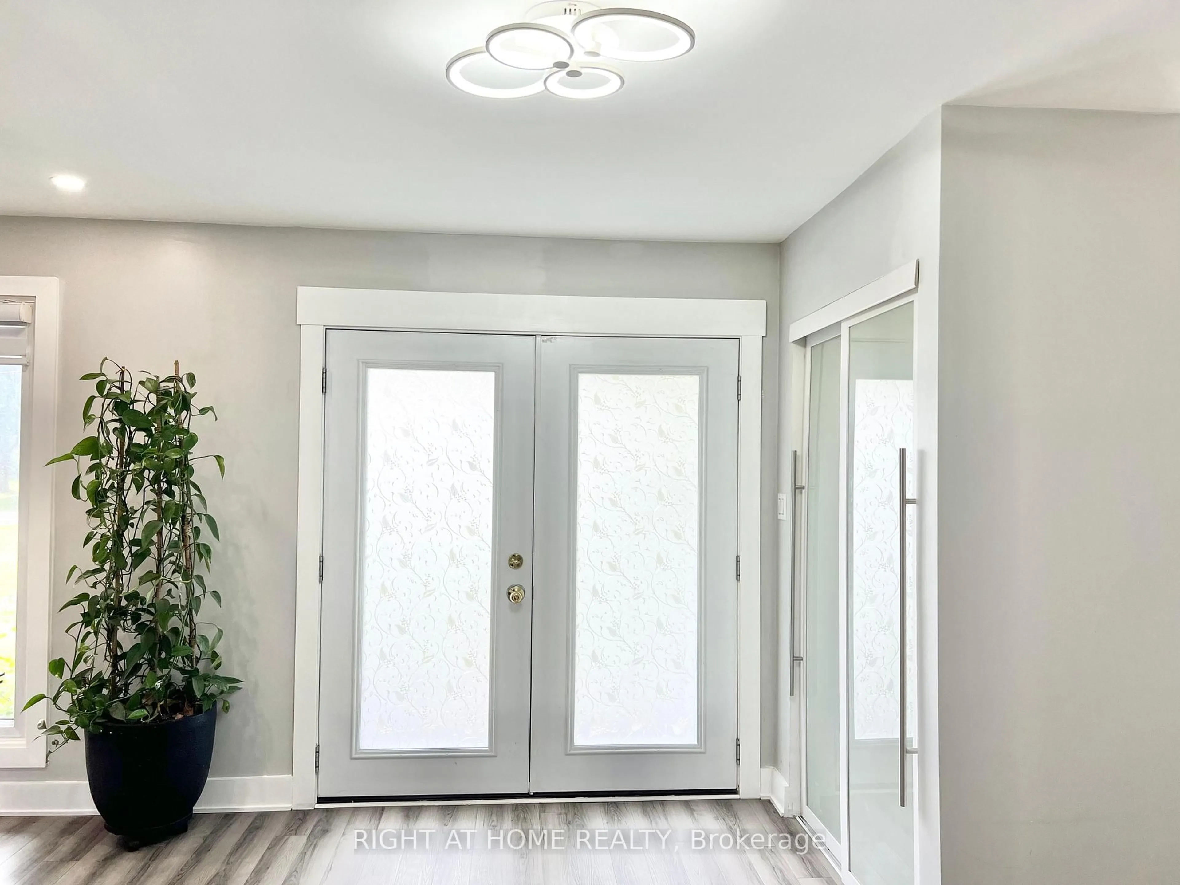 Indoor entryway for 6181 Malakoff Rd, Richmond Ontario K0A 2Z0