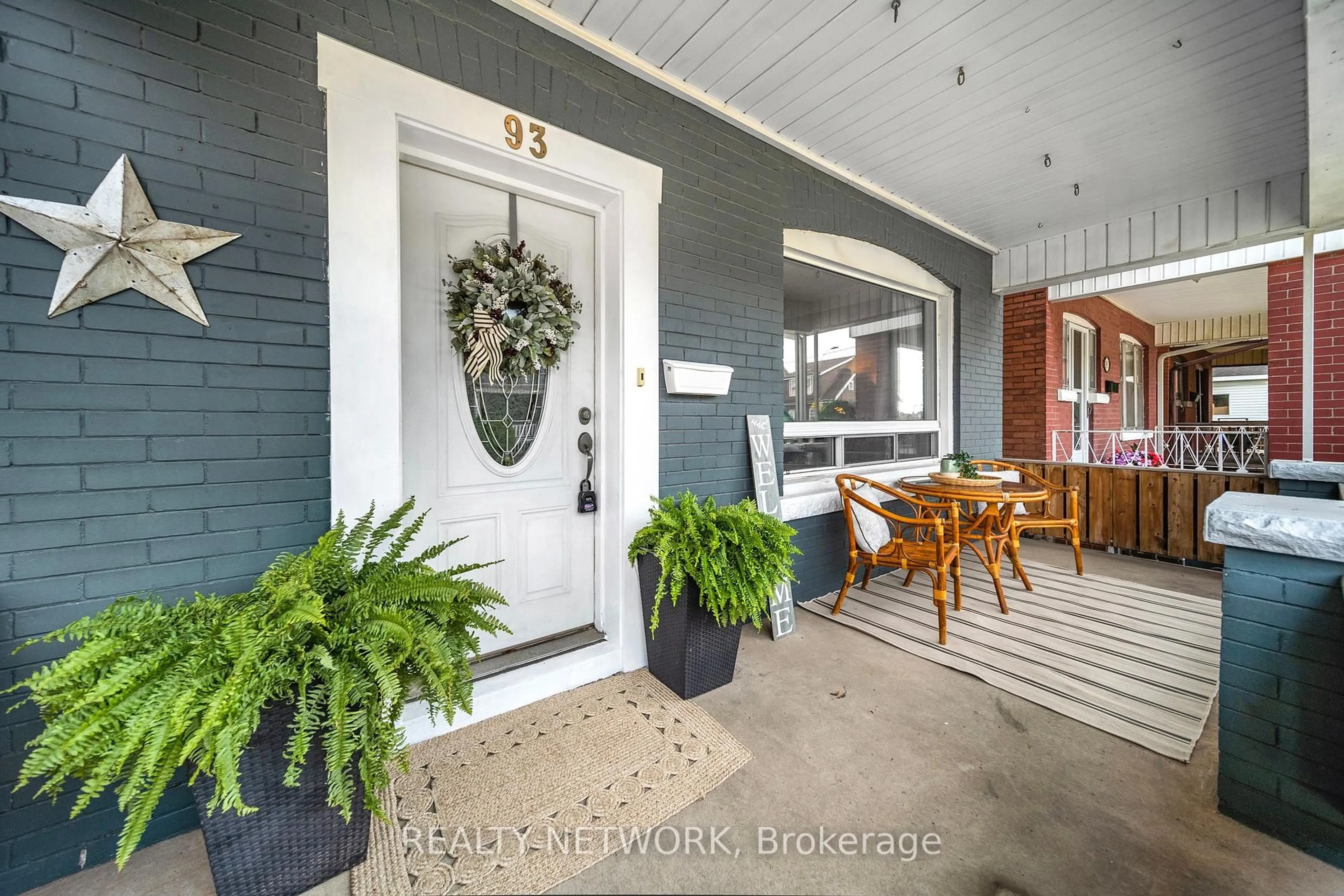 Indoor entryway for 93 Somerset Ave, Hamilton Ontario L8L 2L6