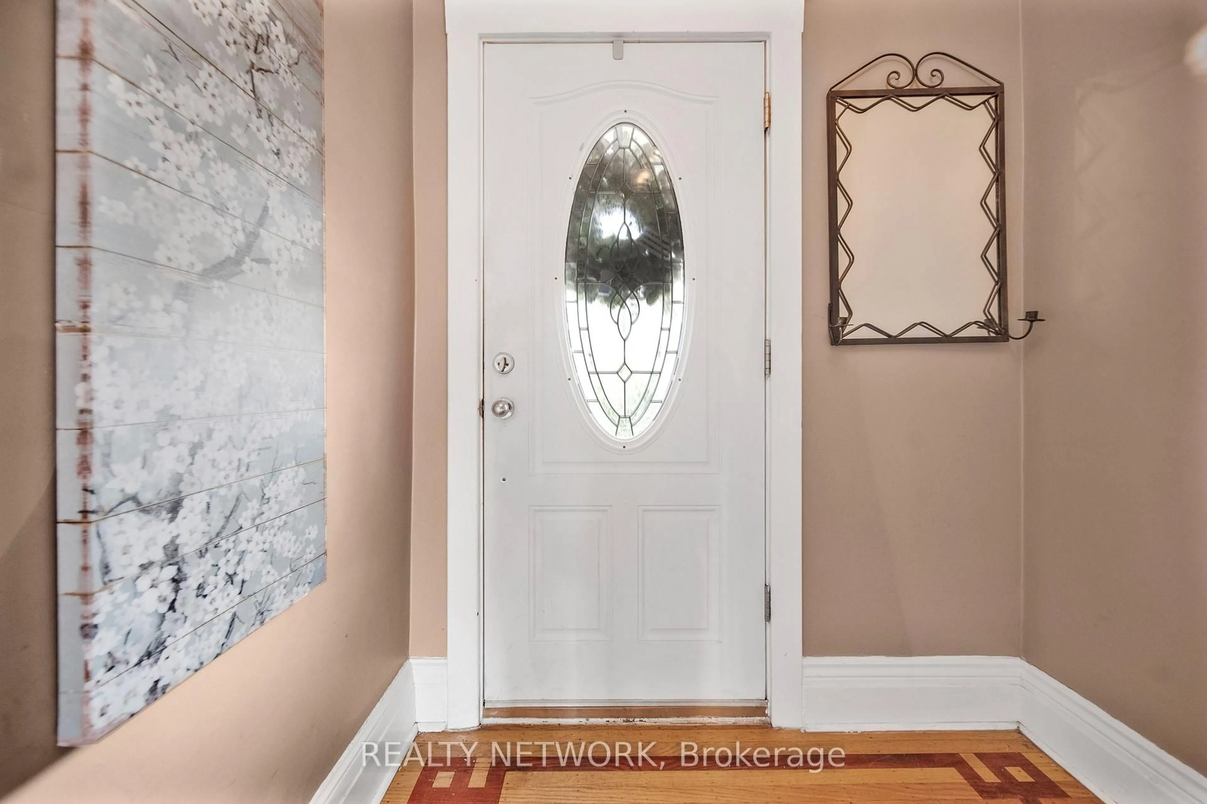 Indoor entryway for 93 Somerset Ave, Hamilton Ontario L8L 2L6
