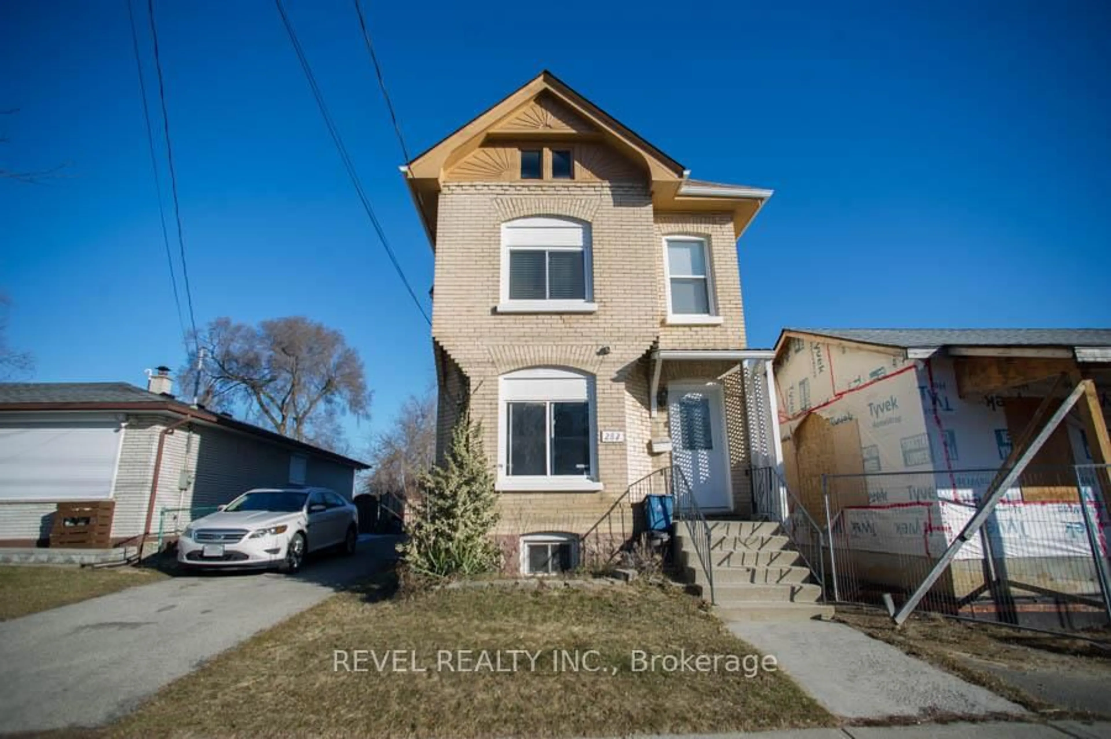 A pic from outside/outdoor area/front of a property/back of a property/a pic from drone, street for 282 Darling St, Brantford Ontario N3S 3X6