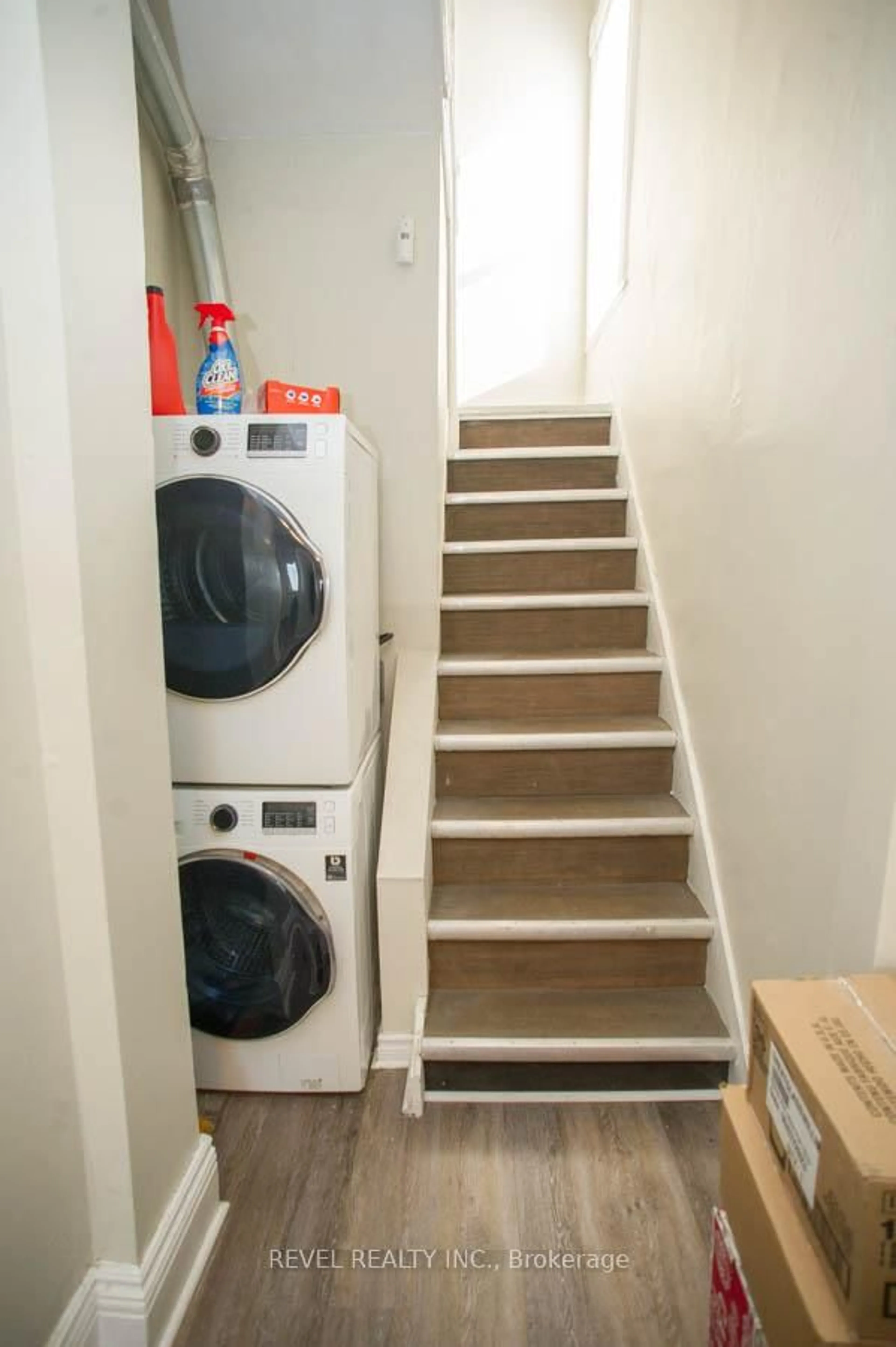 Laundry room for 282 Darling St, Brantford Ontario N3S 3X6