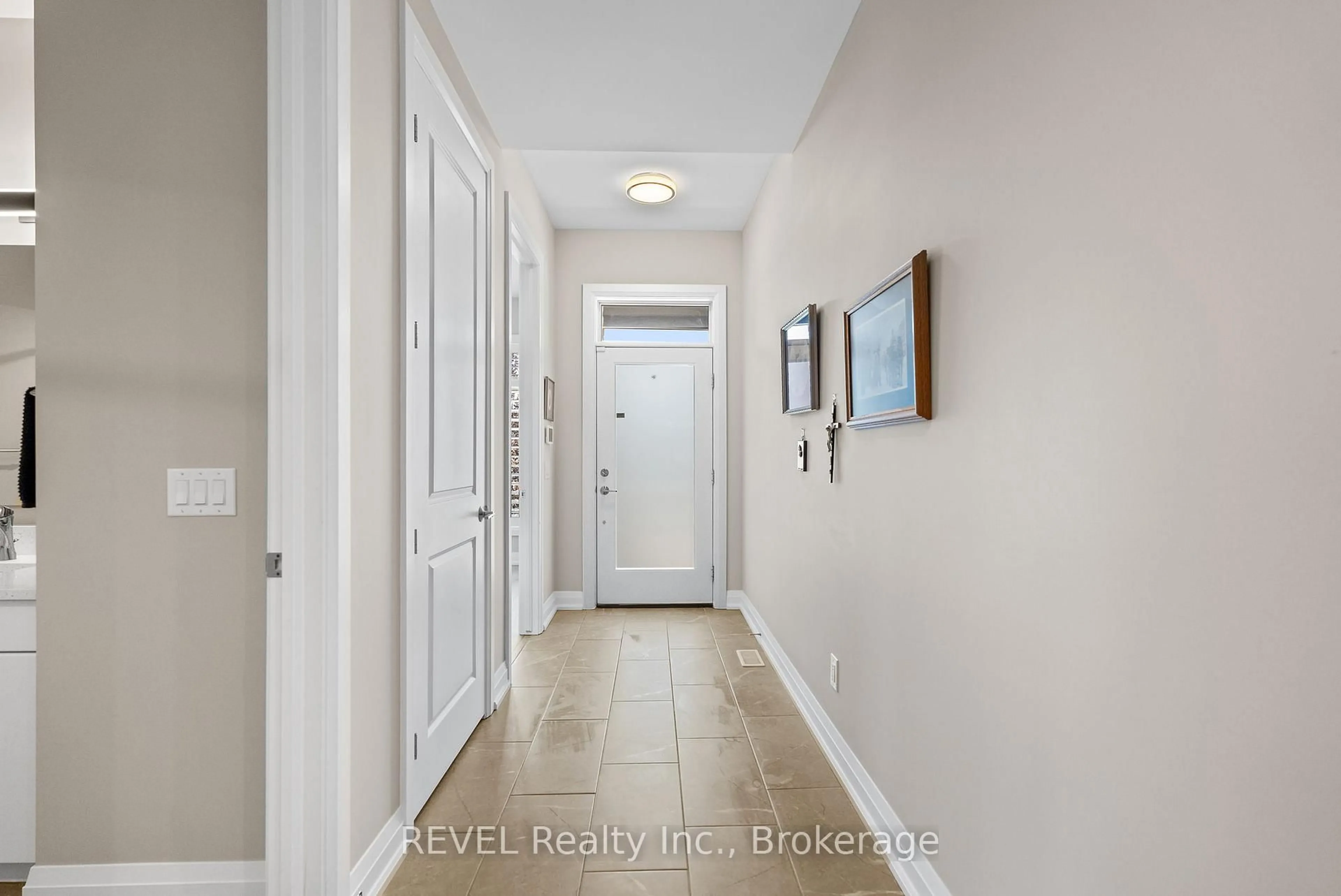Indoor entryway for 8974 Willoughby Dr #49, Niagara Falls Ontario L2G 0Y8