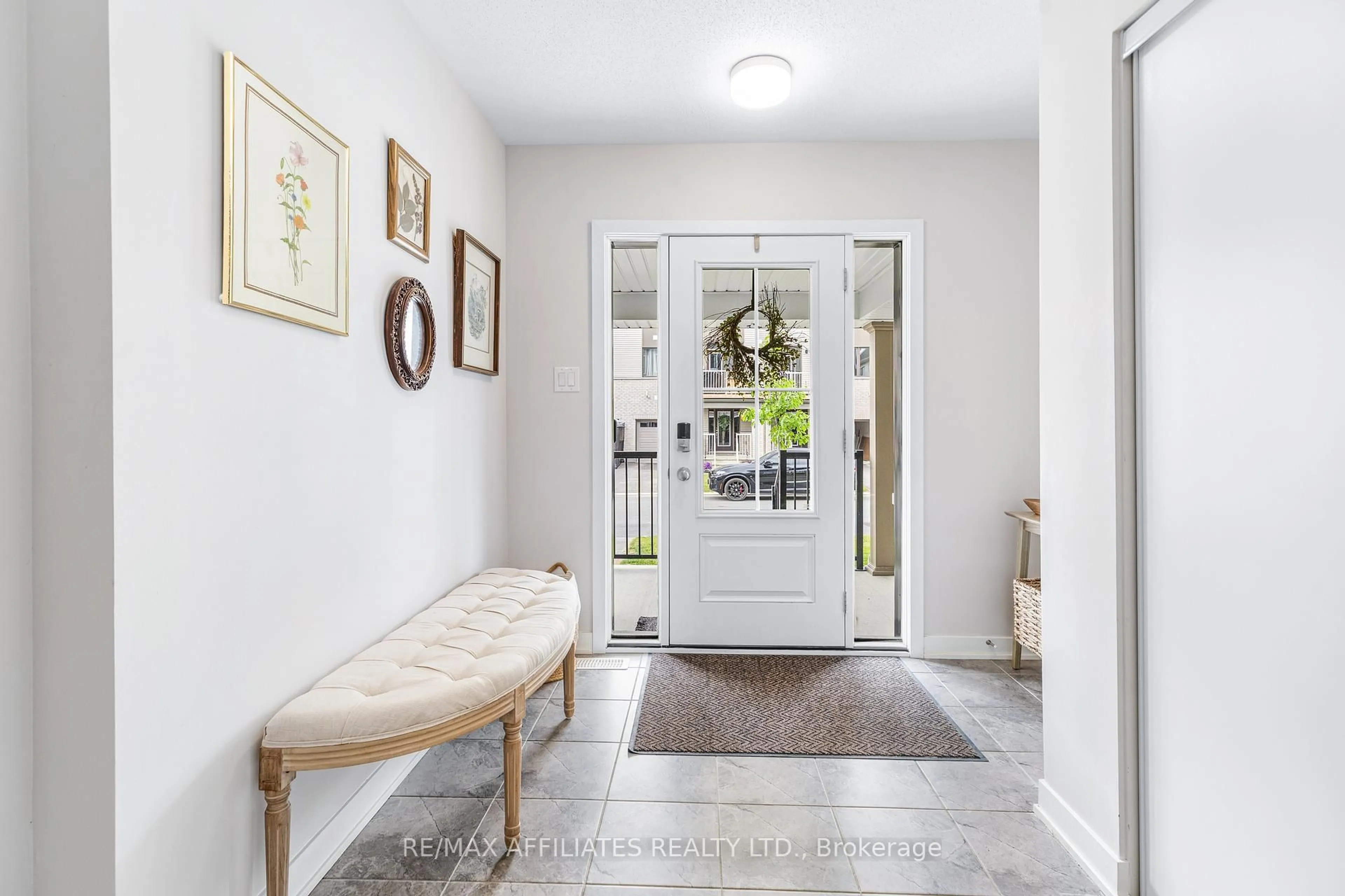 Indoor entryway for 59 Stitch Mews, Richmond Ontario K0A 2Z0