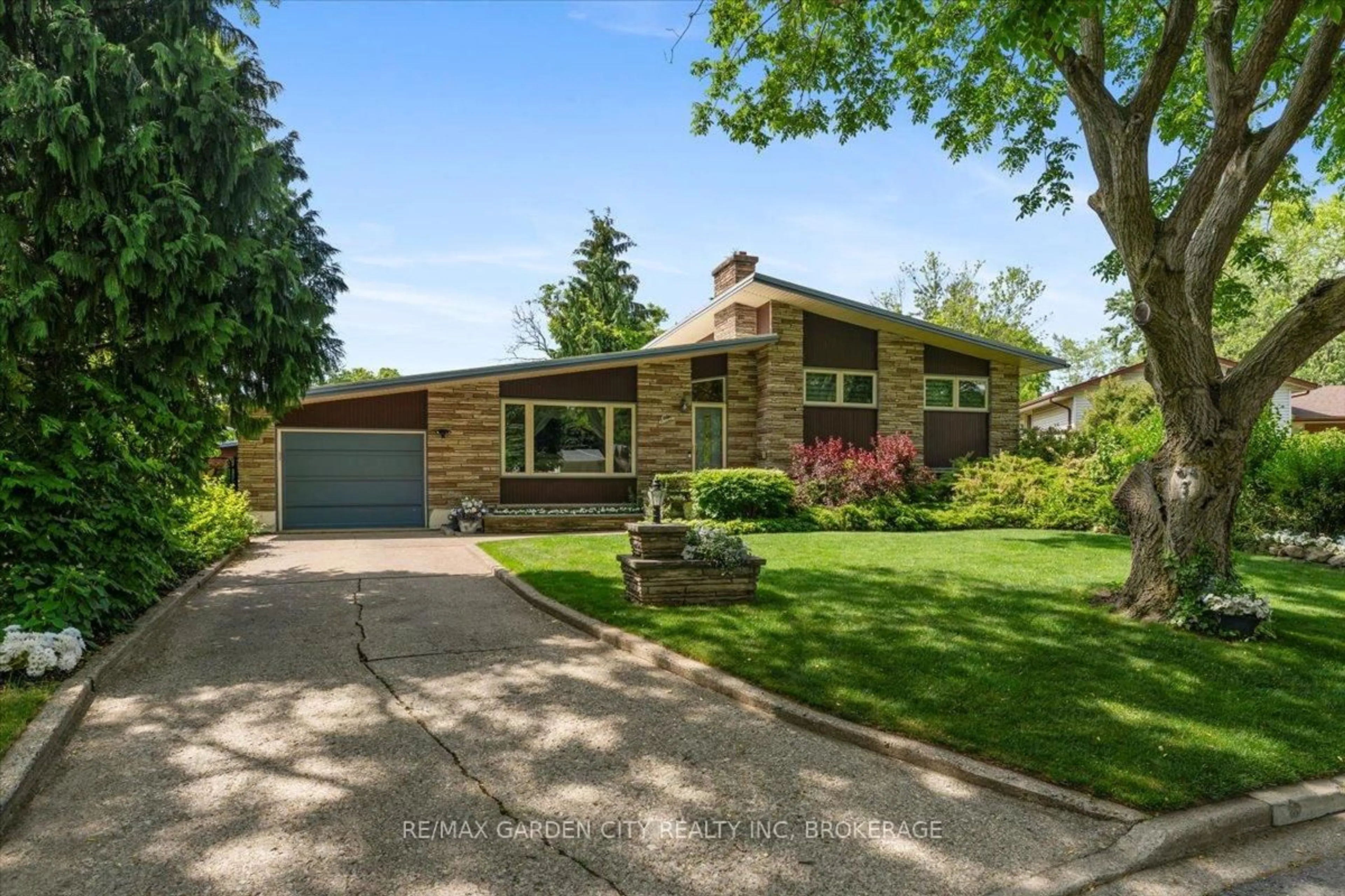 Home with brick exterior material, street for 7 Glenayr Pl, St. Catharines Ontario L2T 2A2