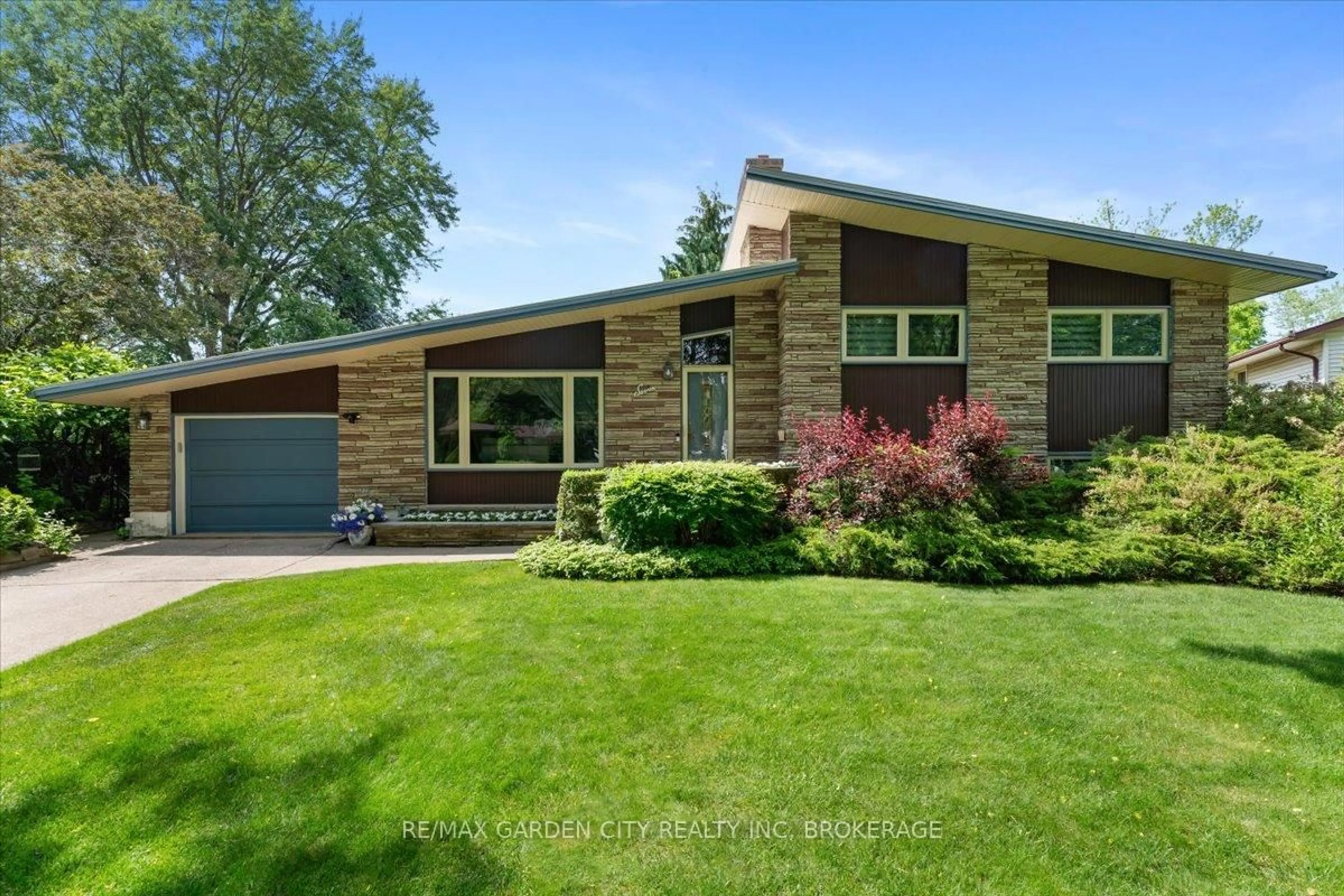 Home with brick exterior material, street for 7 Glenayr Pl, St. Catharines Ontario L2T 2A2