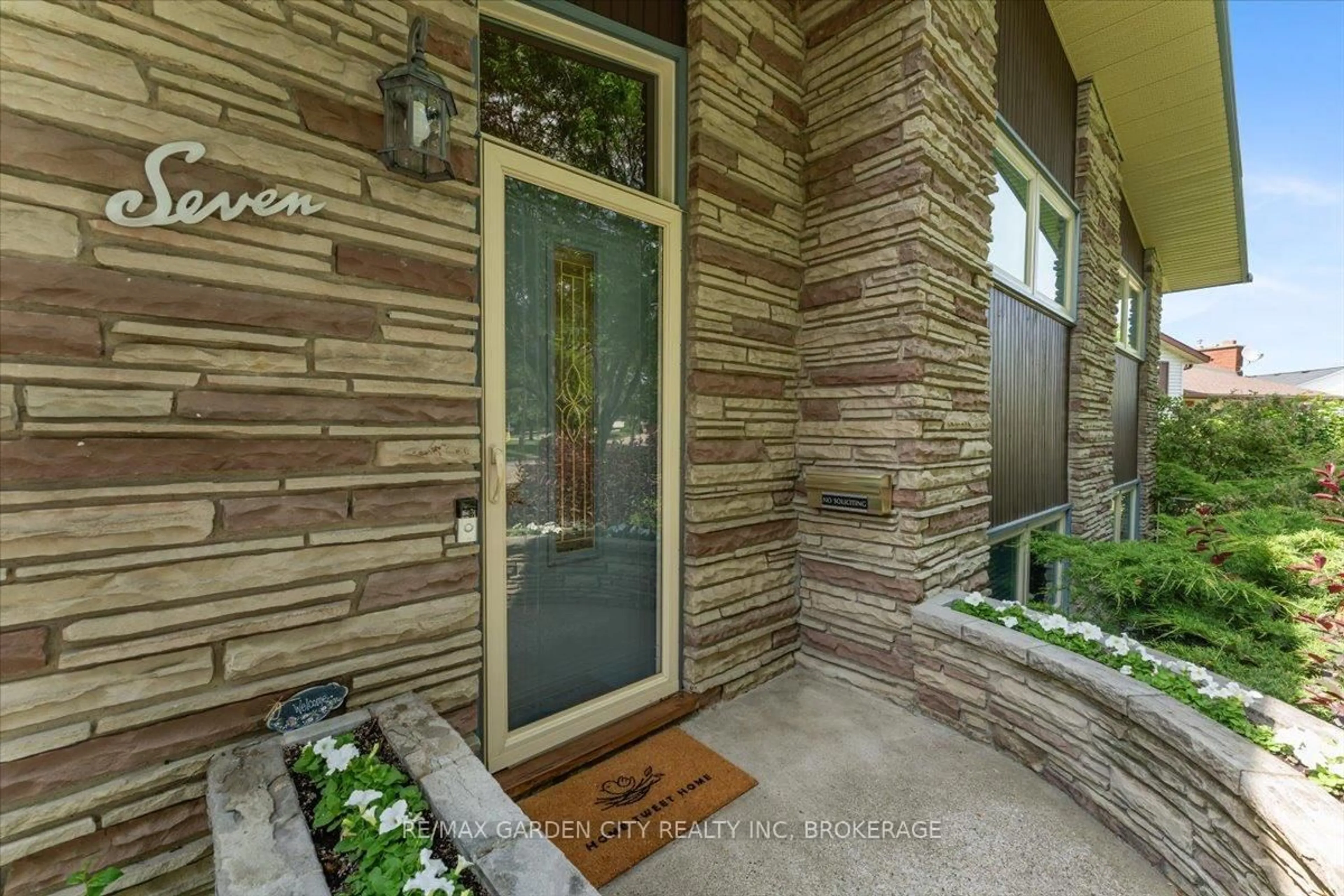 Indoor entryway for 7 Glenayr Pl, St. Catharines Ontario L2T 2A2