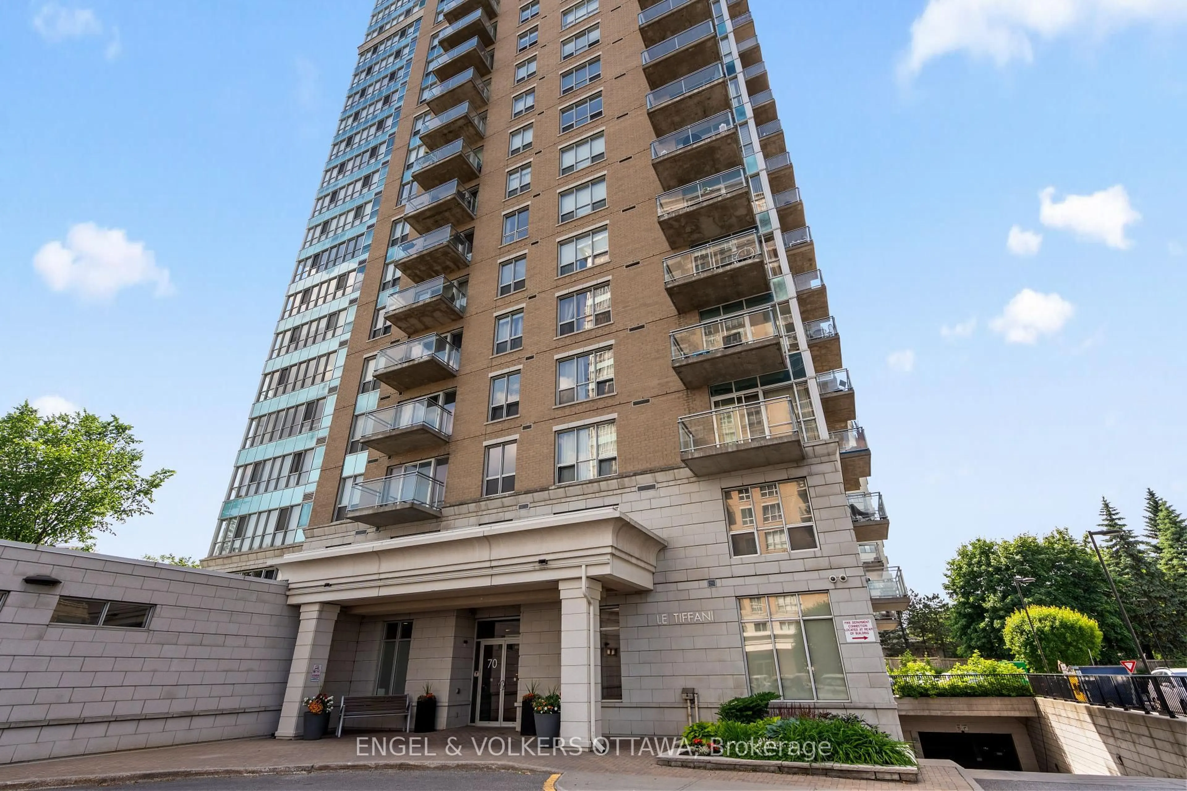 Indoor foyer for 70 Landry St #1905, Ottawa Ontario K1L 0A8