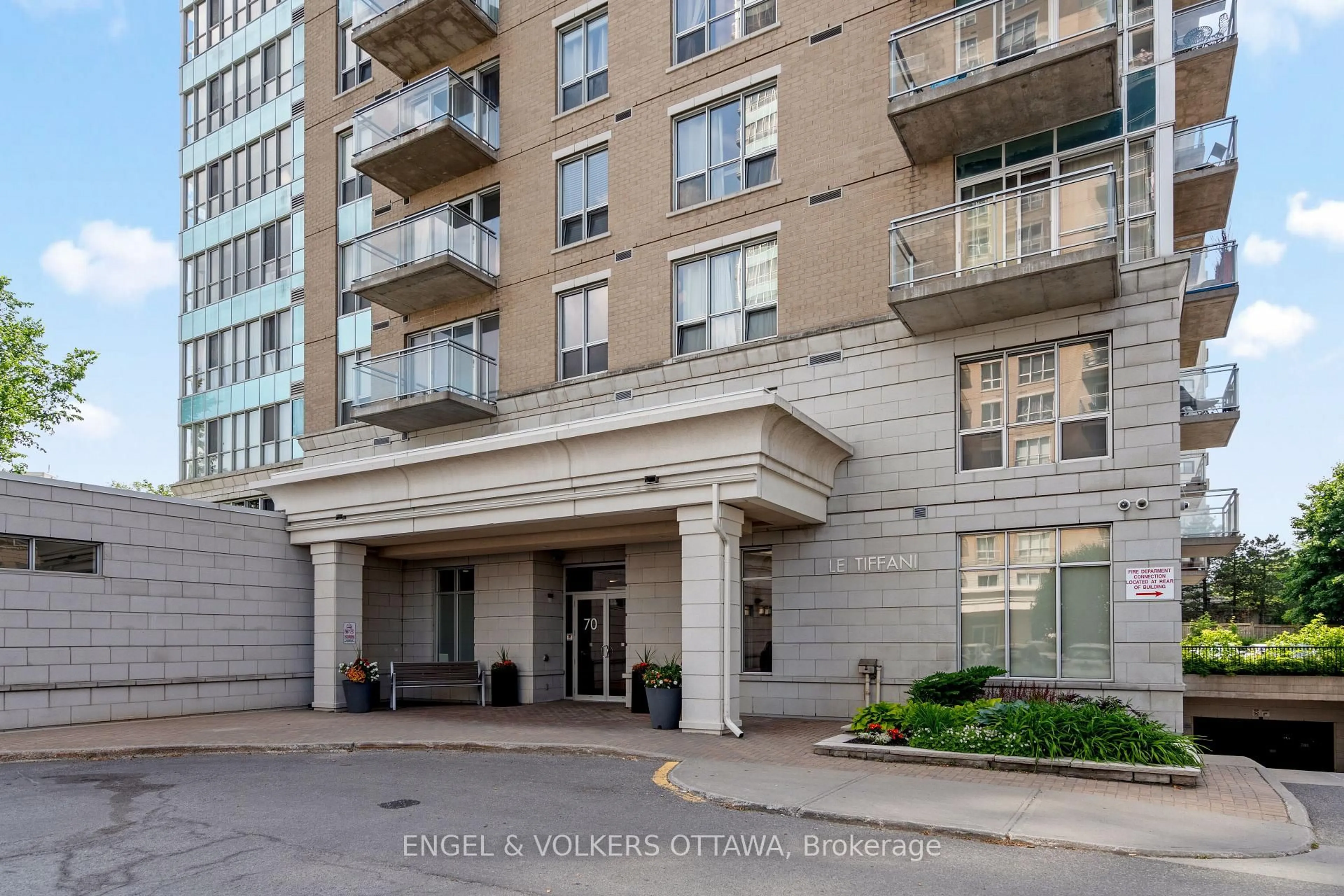 Indoor foyer for 70 Landry St #1905, Ottawa Ontario K1L 0A8