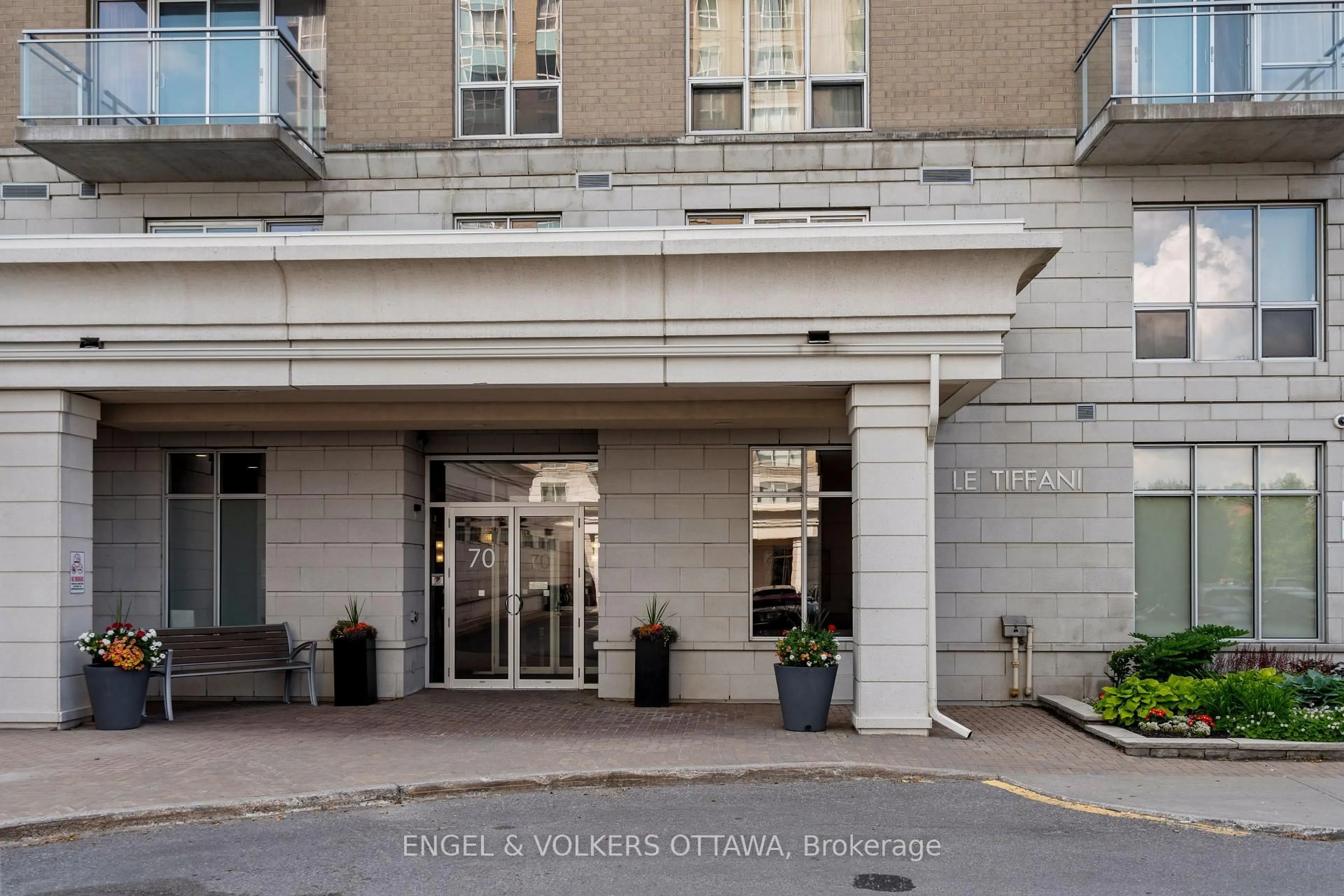 Indoor foyer for 70 Landry St #1905, Ottawa Ontario K1L 0A8